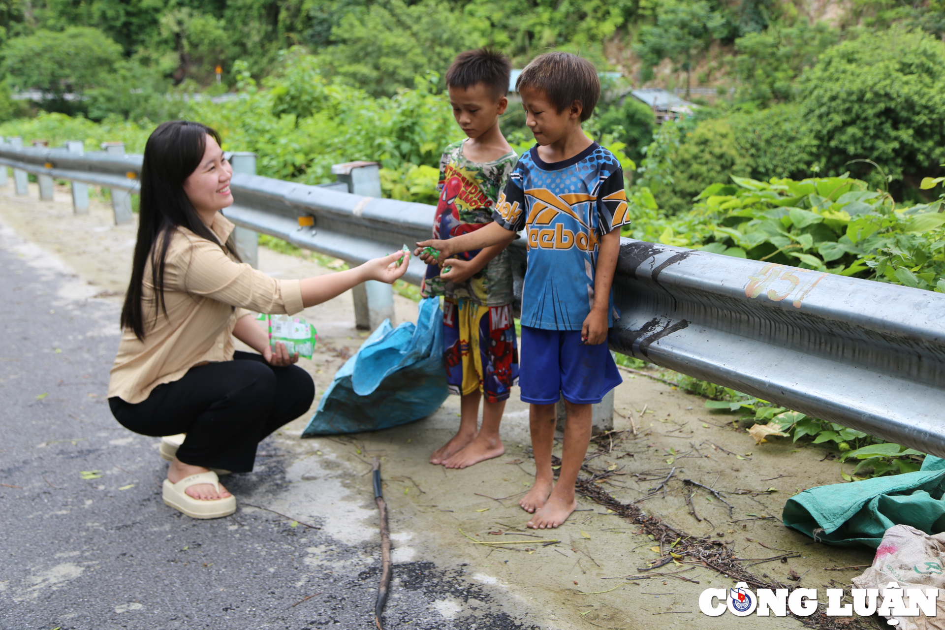 nu cuoi hon nhien cua nhung em be vung cao thanh hoa hinh 9