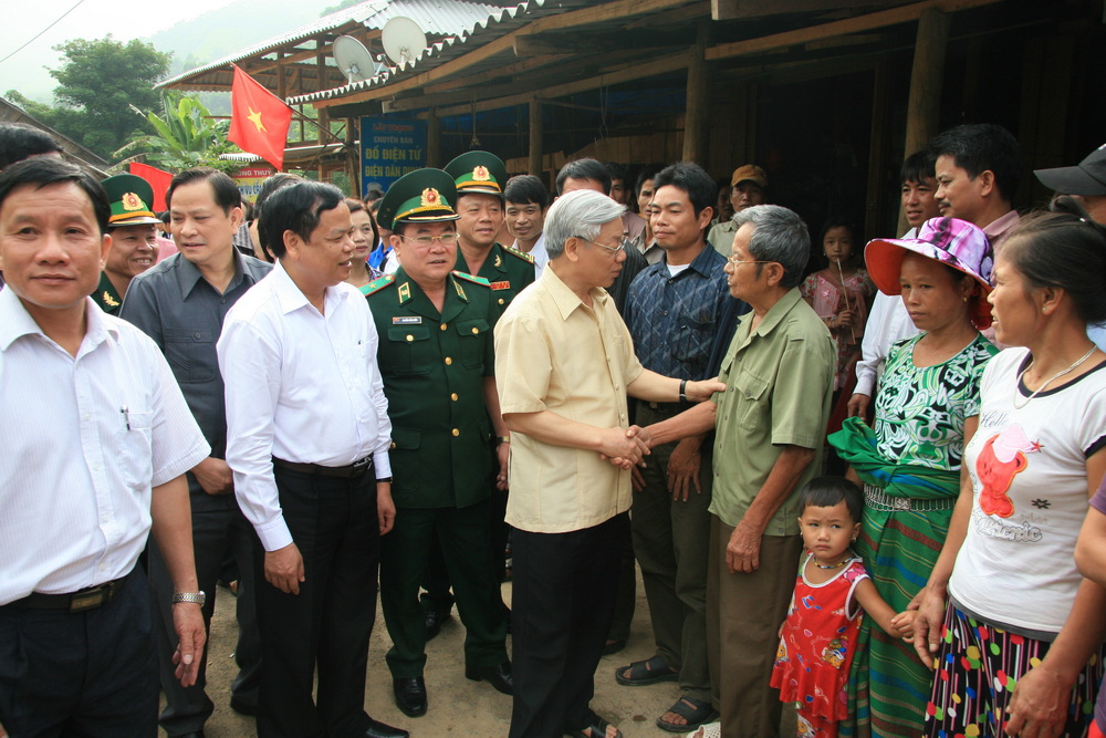 nhung hinh anh gan gui cua tong bi thu nguyen phu trong khi ve tham dong bao muong lat o thanh hoa hinh 1