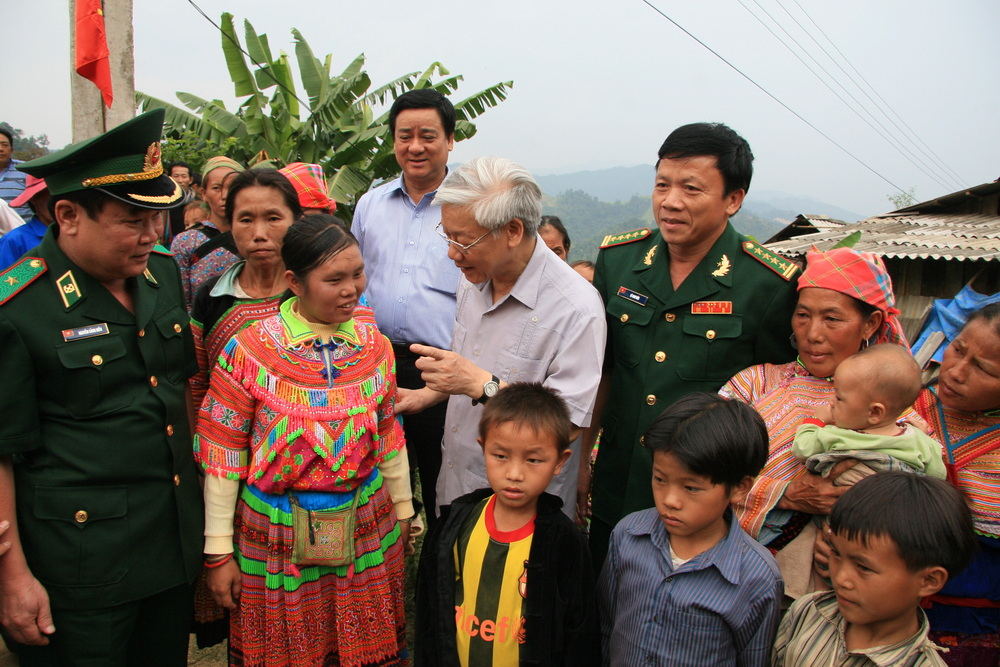 nhung hinh anh gan gui cua tong bi thu nguyen phu trong khi ve tham dong bao muong lat o thanh hoa hinh 2