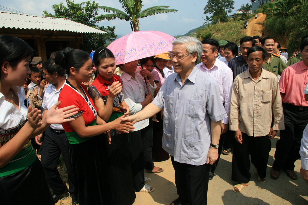 nhung hinh anh gan gui cua tong bi thu nguyen phu trong khi ve tham dong bao muong lat o thanh hoa hinh 3