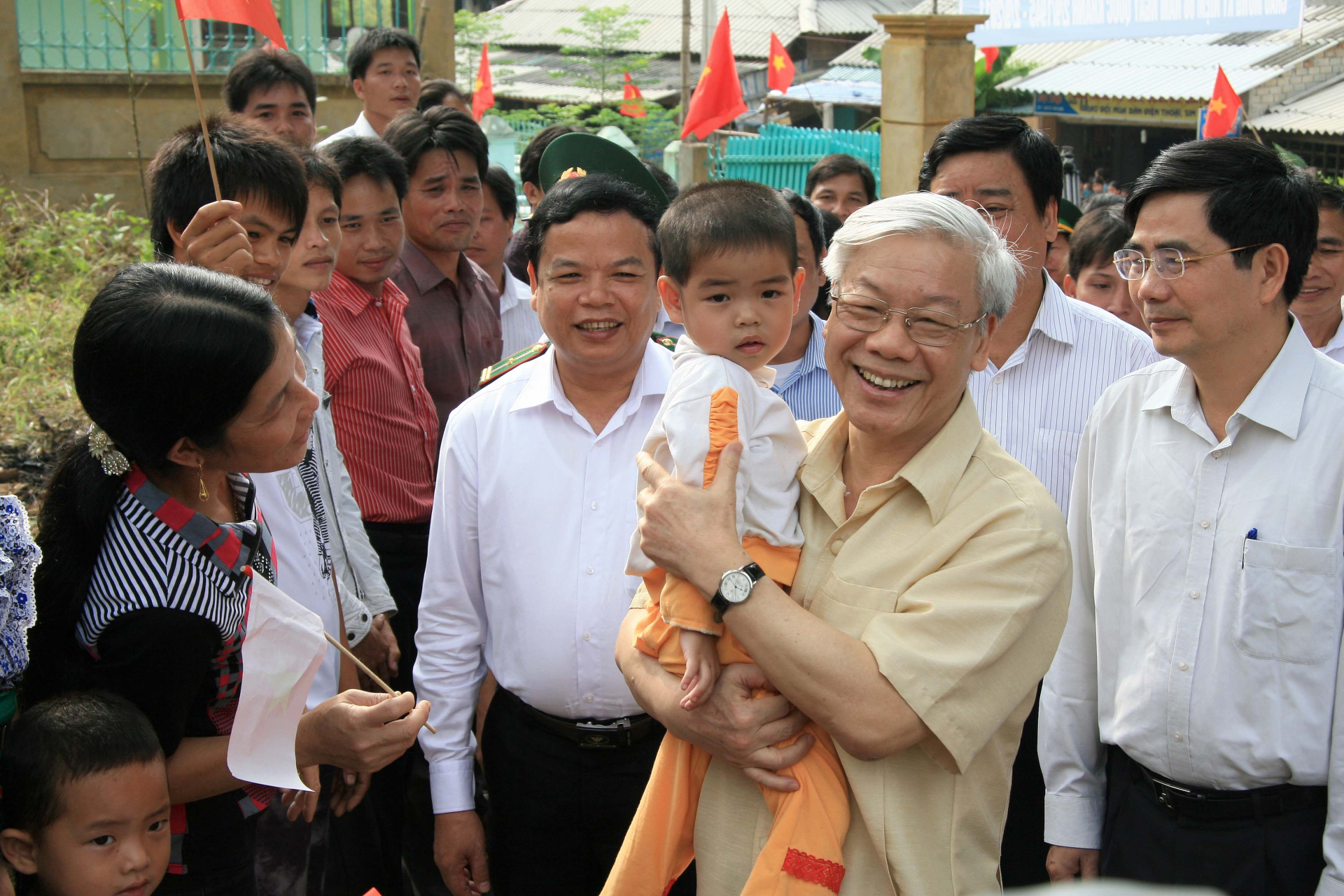 nhung hinh anh gan gui cua tong bi thu nguyen phu trong khi ve tham dong bao muong lat o thanh hoa hinh 4