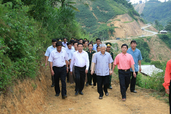 nhung hinh anh gan gui cua tong bi thu nguyen phu trong khi ve tham dong bao muong lat o thanh hoa hinh 6