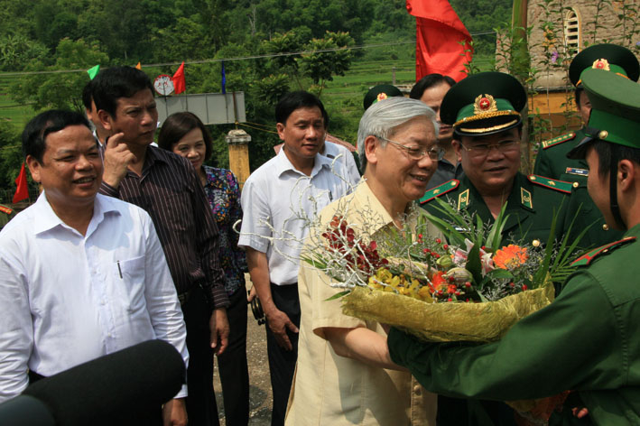 nhung hinh anh gan gui cua tong bi thu nguyen phu trong khi ve tham dong bao muong lat o thanh hoa hinh 8