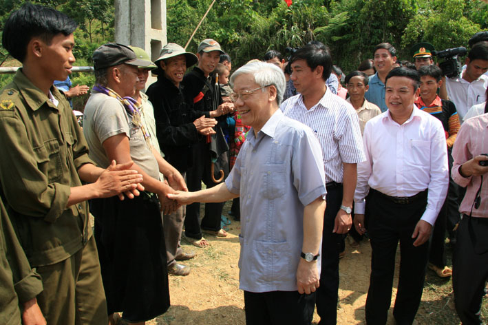 nhung hinh anh gan gui cua tong bi thu nguyen phu trong khi ve tham dong bao muong lat o thanh hoa hinh 9