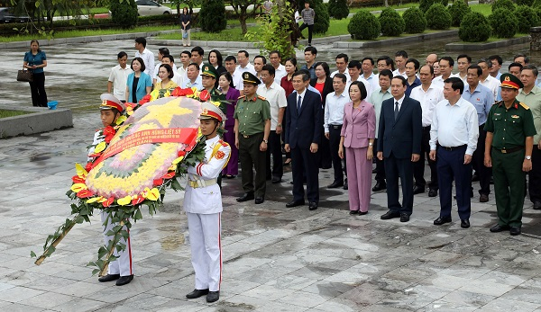 pho chu tich quoc hoi nguyen thi thanh tham tang qua cac gia dinh nguoi co cong tai ninh binh hinh 3