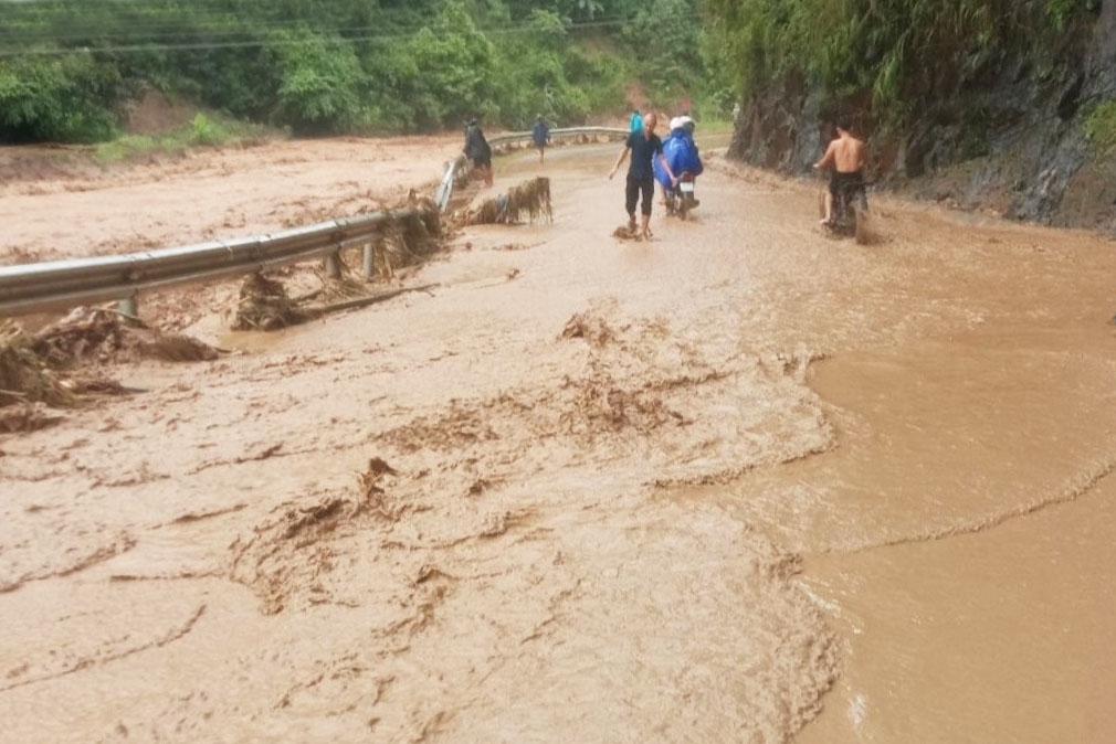 hoa binh mua lon 2 em hoc sinh bi nuoc lu cuon troi tu vong tren duong di hoc ve hinh 1