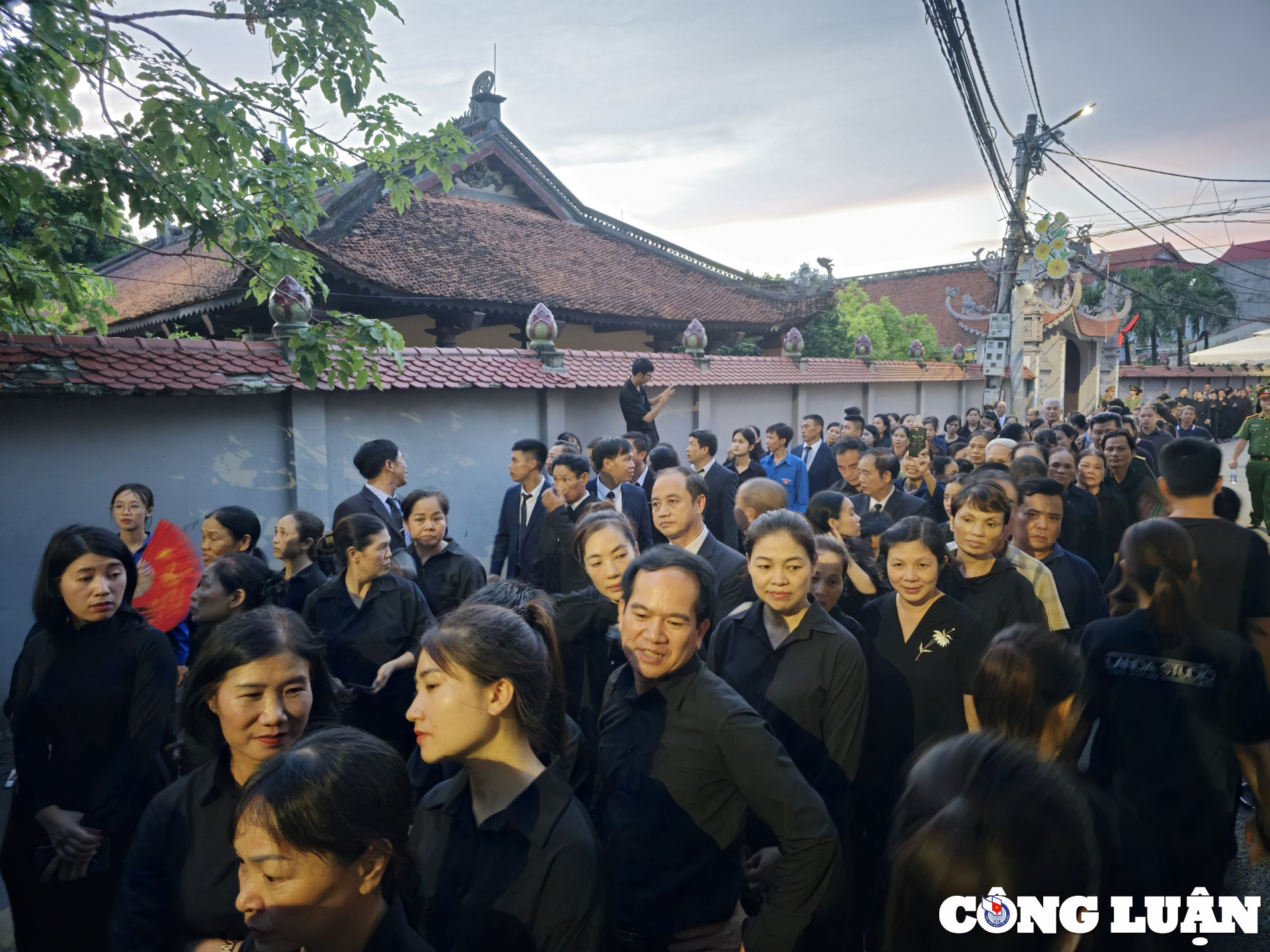 bien nguoi xuc dong do ve vieng tong bi thu nguyen phu trong hinh 14