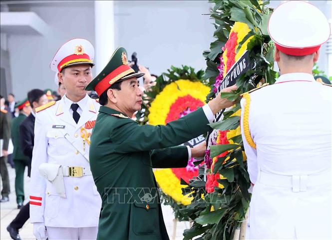 doan quan uy trung uong bo quoc phong vieng tong bi thu nguyen phu trong hinh 1