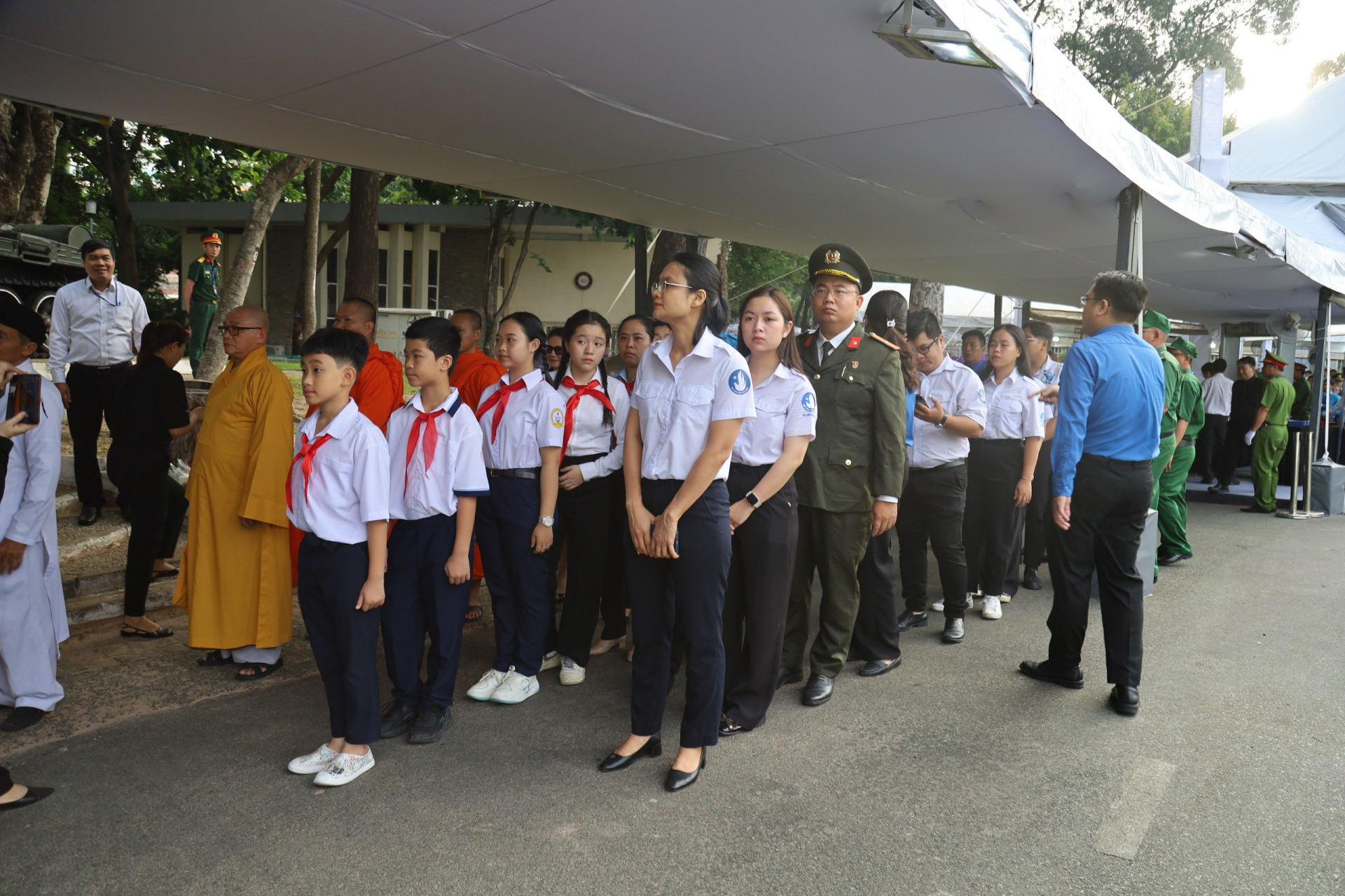 doan lanh dao tp hcm va co quan ngoai giao vieng tong bi thu nguyen phu trong tai hoi truong thong nhat hinh 11