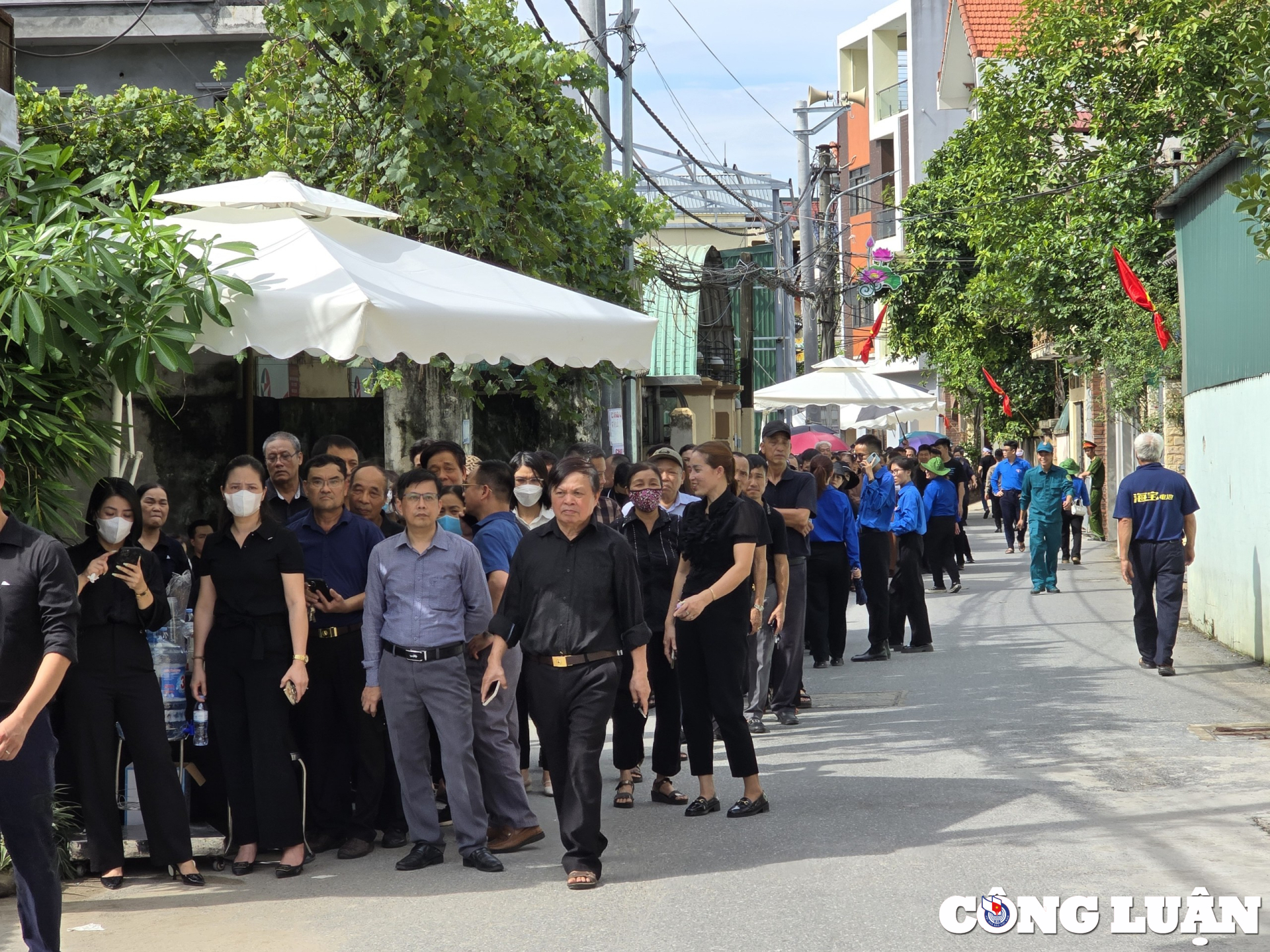 nguoi dan doi nang mua xep hang dai cho den gio vieng tong bi thu nguyen phu trong hinh 12