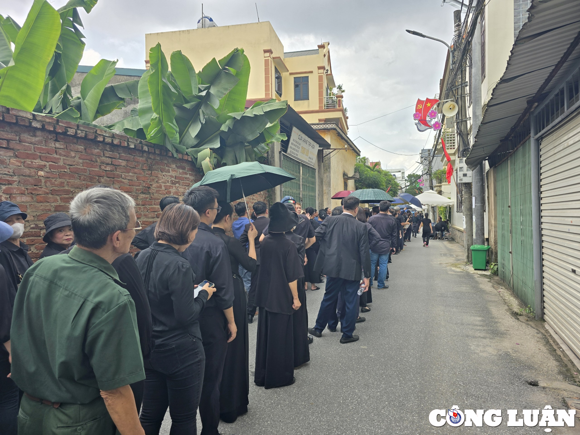 nguoi lang lai da lam quat giay pha nuoc sau phuc vu cac doan vieng tong bi thu hinh 1