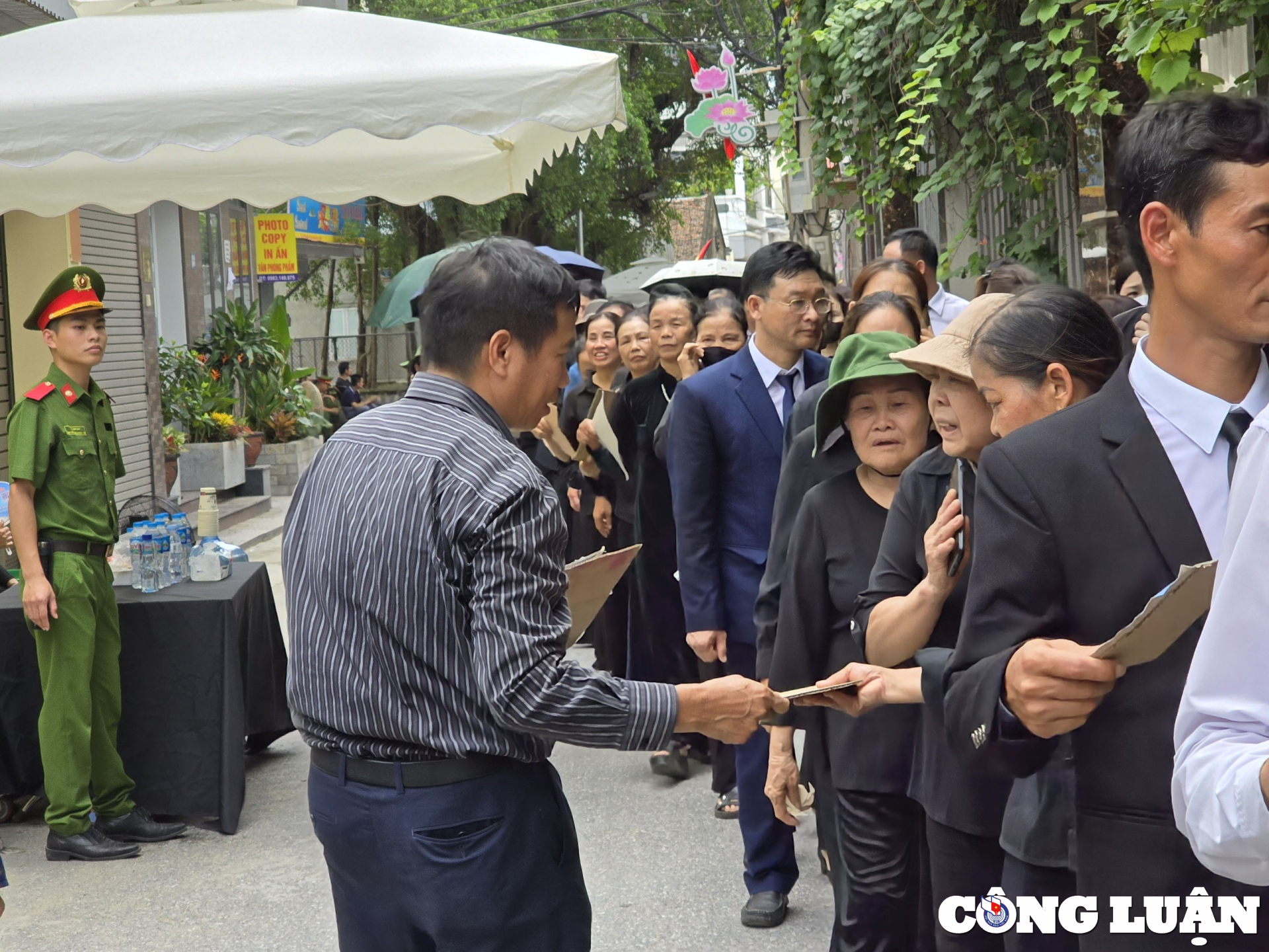 nguoi lang lai da lam quat giay pha nuoc sau phuc vu cac doan vieng tong bi thu hinh 6