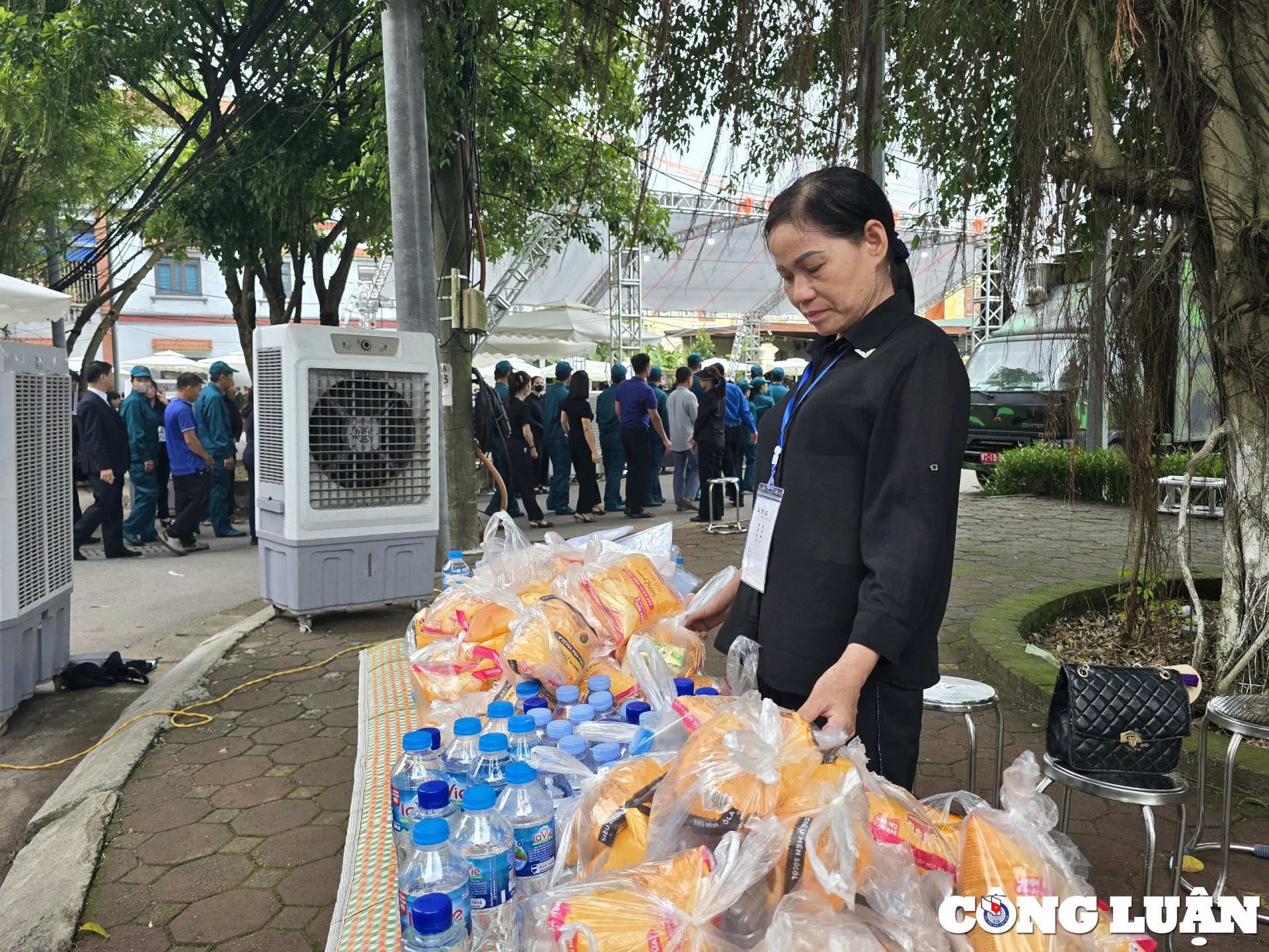 nguoi lang lai da lam quat giay pha nuoc sau phuc vu cac doan vieng tong bi thu hinh 10