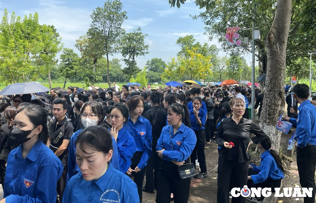 nguoi dan xep hang dai tien biet tong bi thu nguyen phu trong du nang nong hinh 7