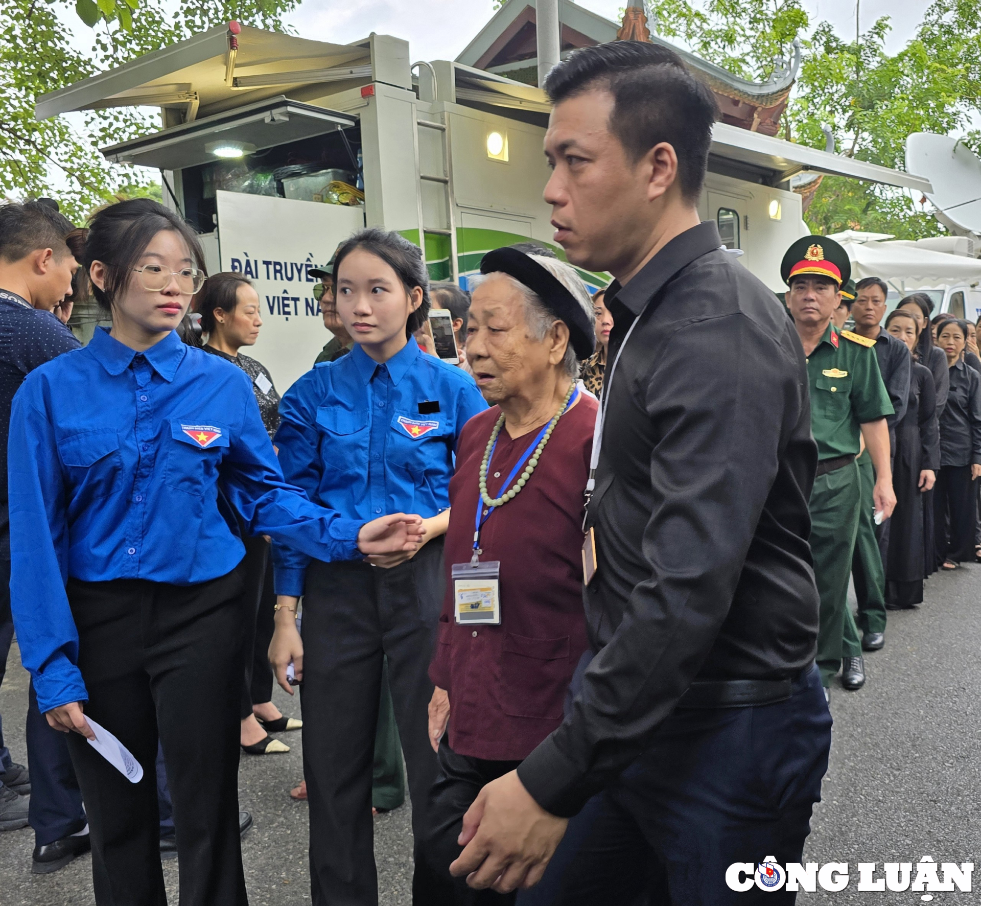 nguoi lang lai da lam quat giay pha nuoc sau phuc vu cac doan vieng tong bi thu hinh 3