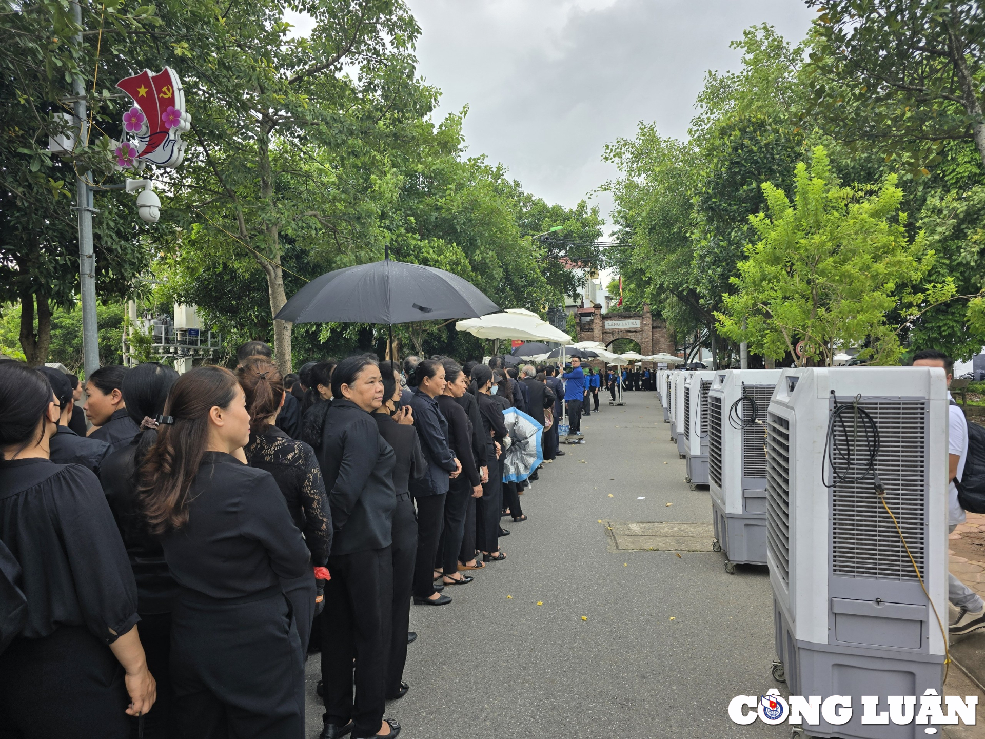 nguoi lang lai da lam quat giay pha nuoc sau phuc vu cac doan vieng tong bi thu hinh 12