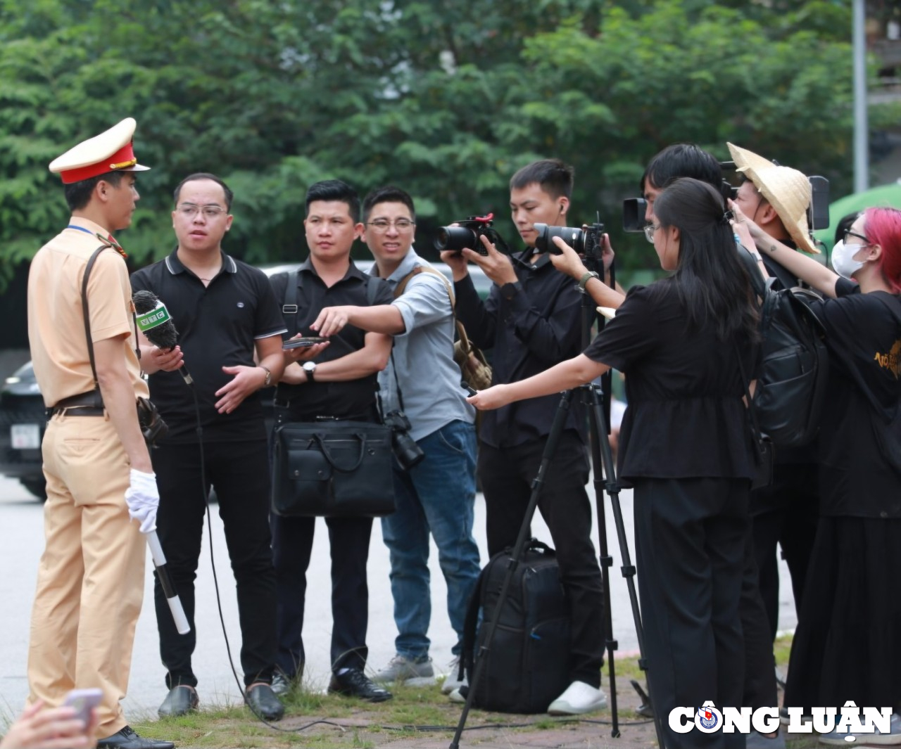 phong vien bao chi miet mai tac nghiep dua tin ve quoc tang tong bi thu nguyen phu trong hinh 1