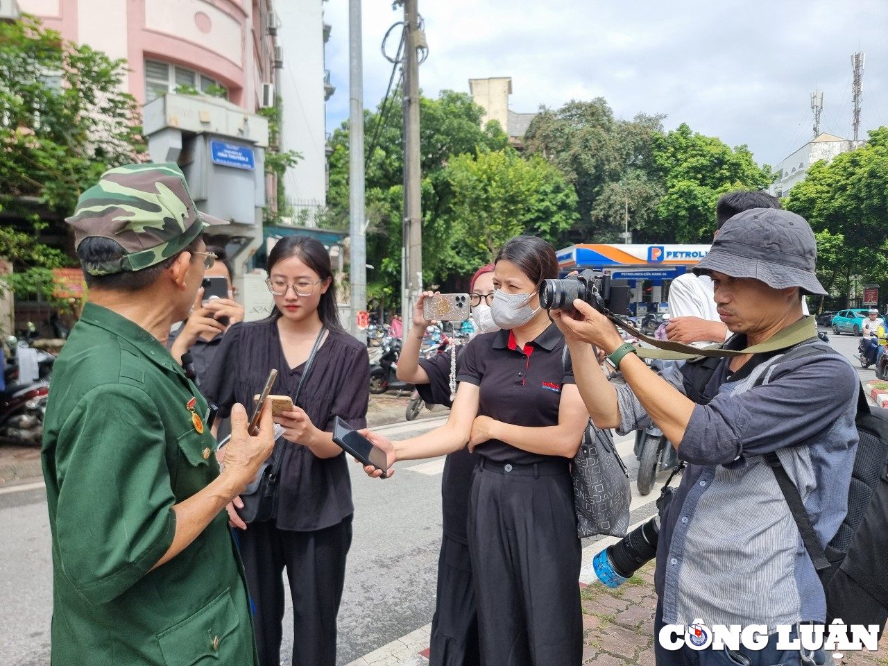 phong vien bao chi miet mai tac nghiep dua tin ve quoc tang tong bi thu nguyen phu trong hinh 3