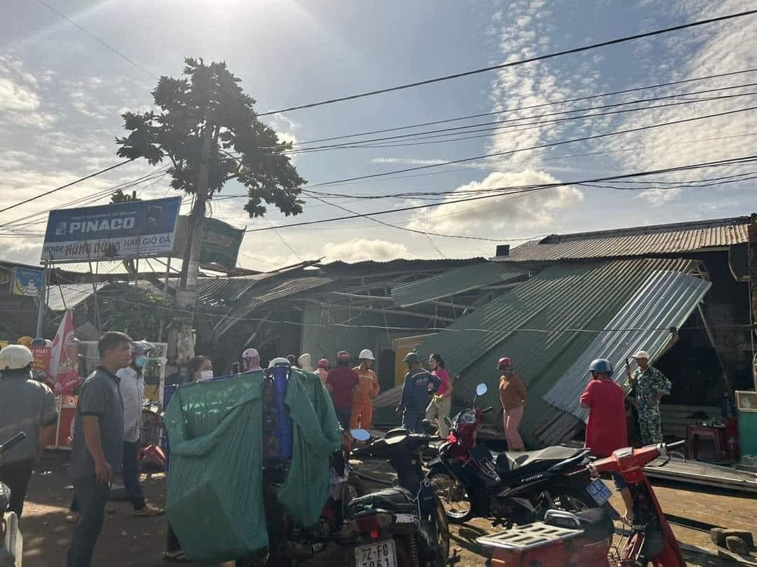 dak nong xe container mat lai dam vao nha dan 3 nguoi tu vong hinh 1