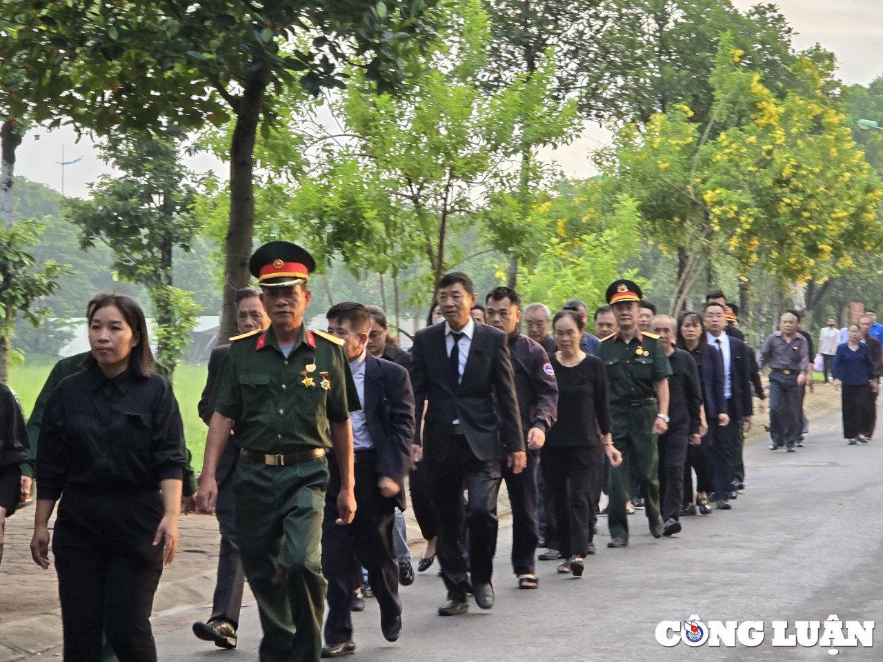 dong nguoi xep hang cho duoc vao vieng tong bi thu nguyen phu trong tai que nha hinh 8