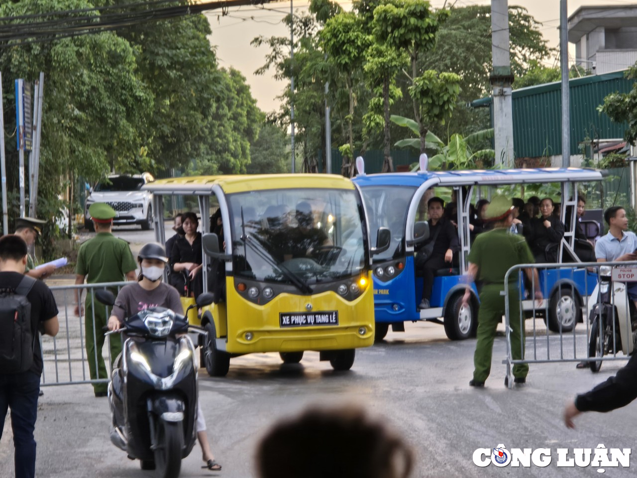 dong nguoi xep hang cho duoc vao vieng tong bi thu nguyen phu trong tai que nha hinh 2