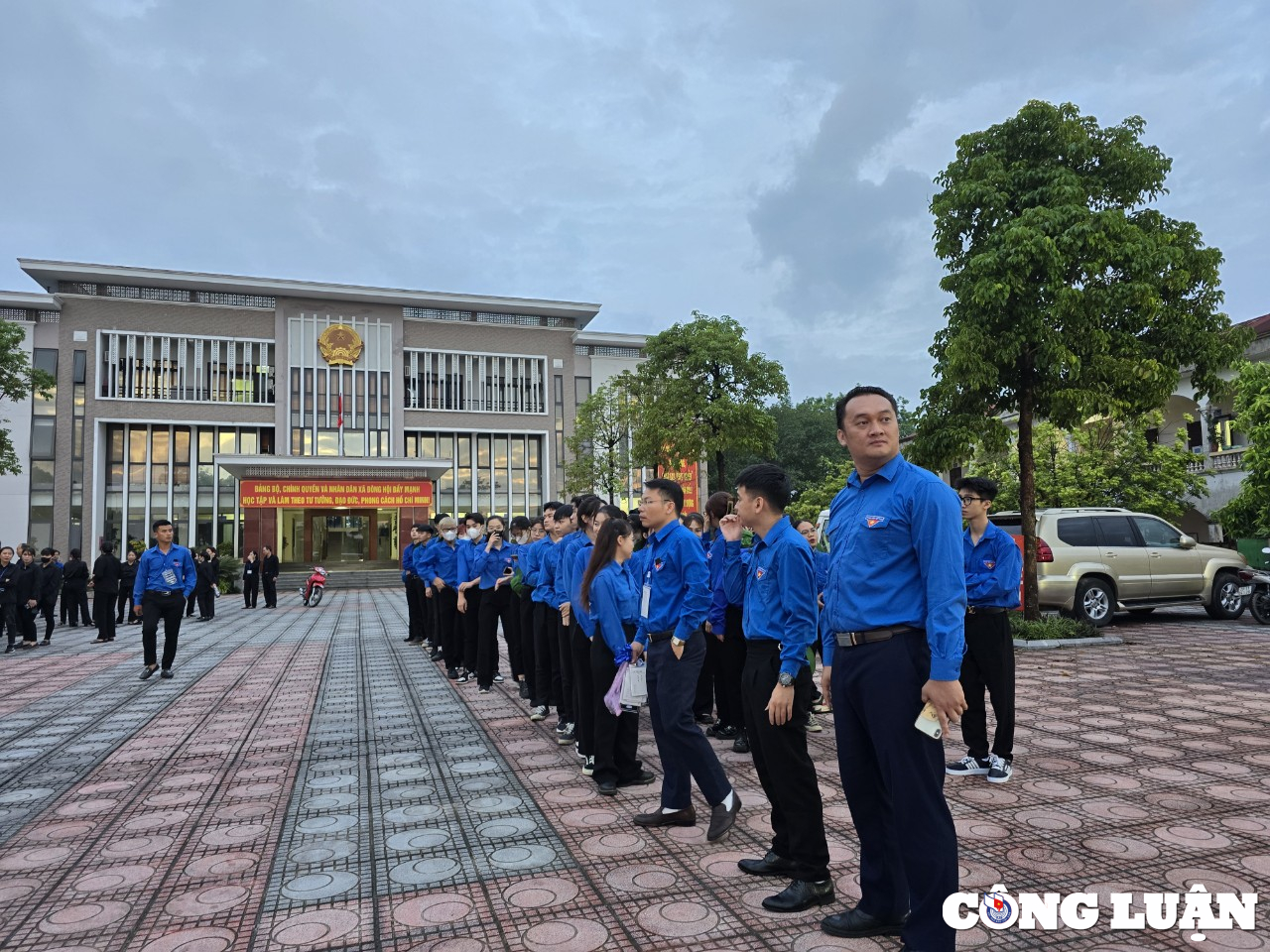 dong nguoi xep hang cho duoc vao vieng tong bi thu nguyen phu trong tai que nha hinh 3