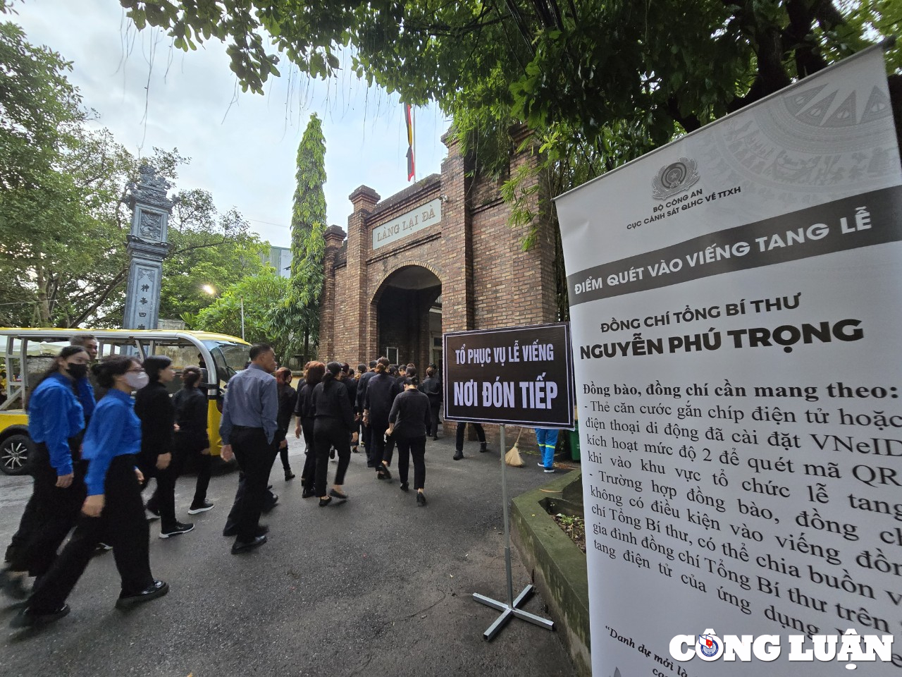 dong nguoi xep hang cho duoc vao vieng tong bi thu nguyen phu trong tai que nha hinh 1