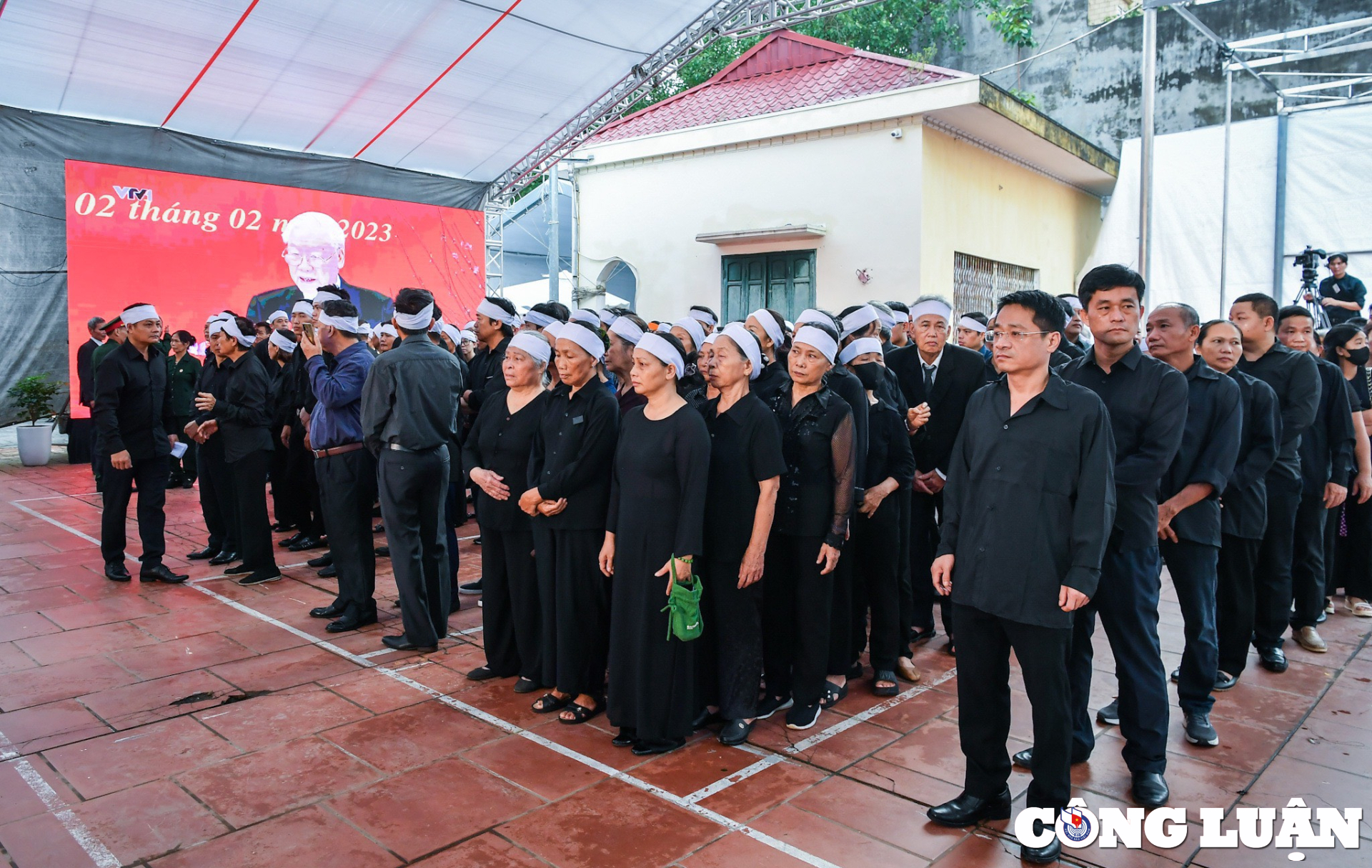 dong nguoi xep hang cho duoc vao vieng tong bi thu nguyen phu trong tai que nha hinh 12