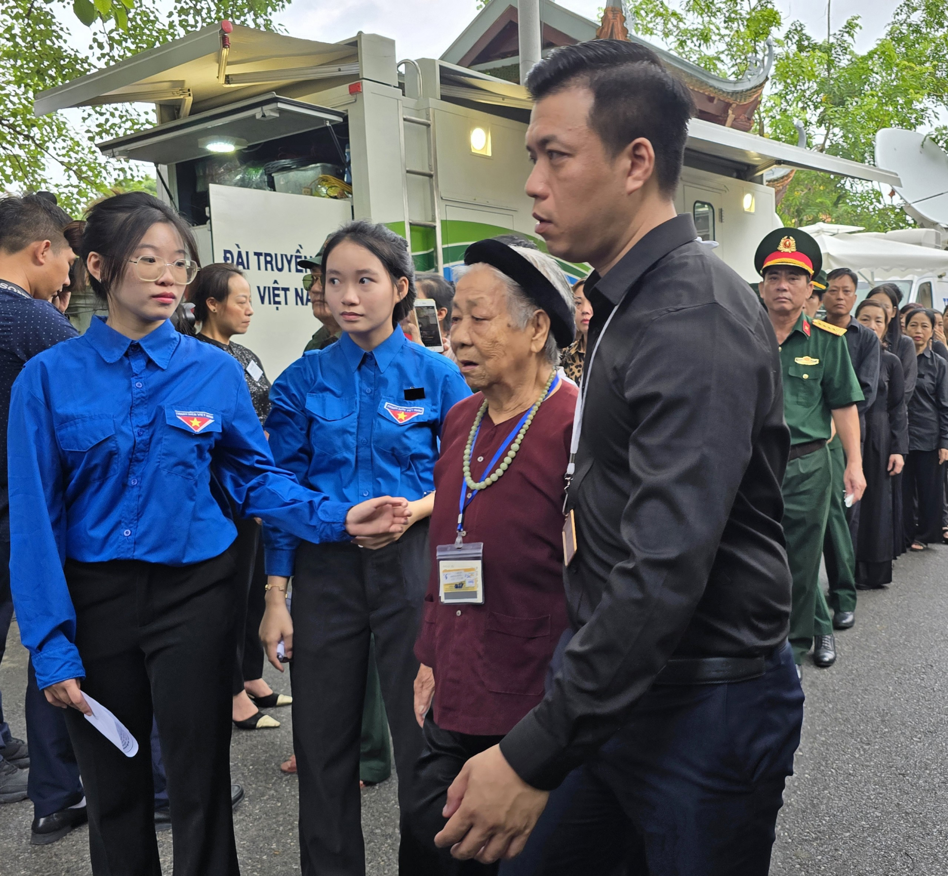 hang nghin thanh nien tinh nguyen tham gia phuc vu le tang tong bi thu hinh 10