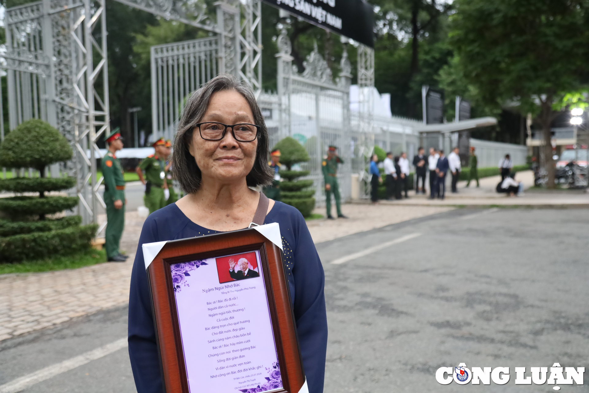 nguoi dan o xa do ve tp hcm tu sang som cho vieng tong bi thu nguyen phu trong hinh 2