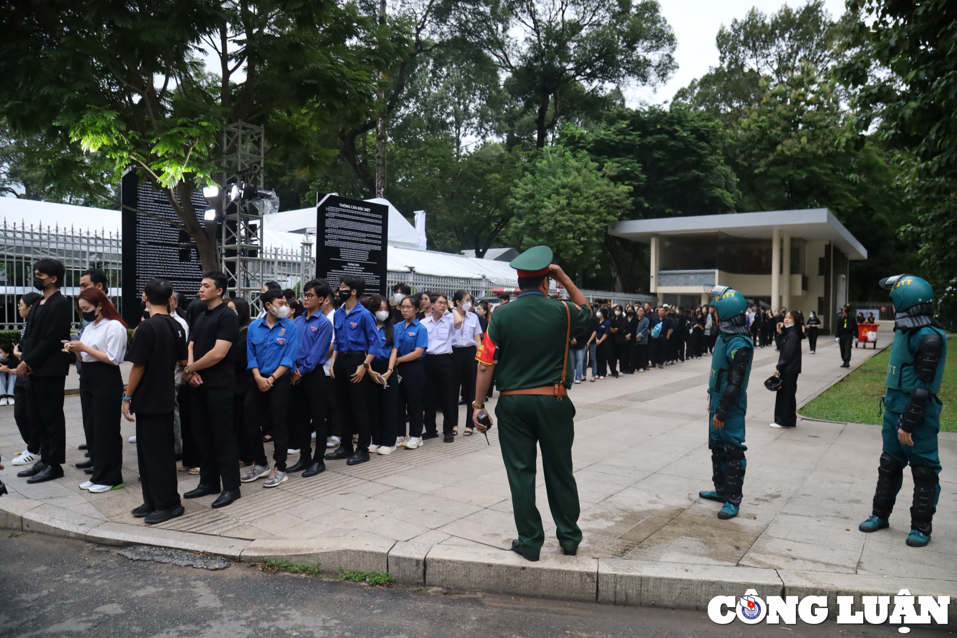 nguoi dan o xa do ve tp hcm tu sang som cho vieng tong bi thu nguyen phu trong hinh 1