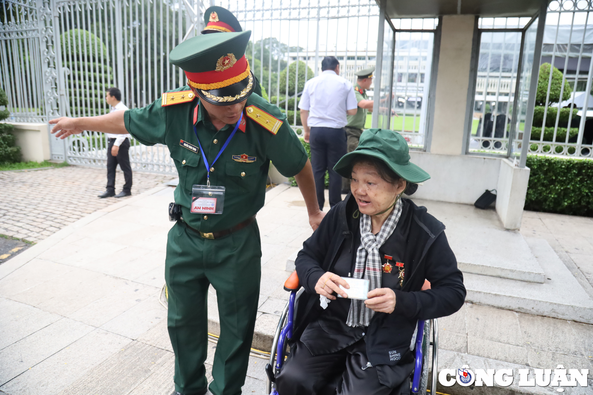 nguoi dan o xa do ve tp hcm tu sang som cho vieng tong bi thu nguyen phu trong hinh 8