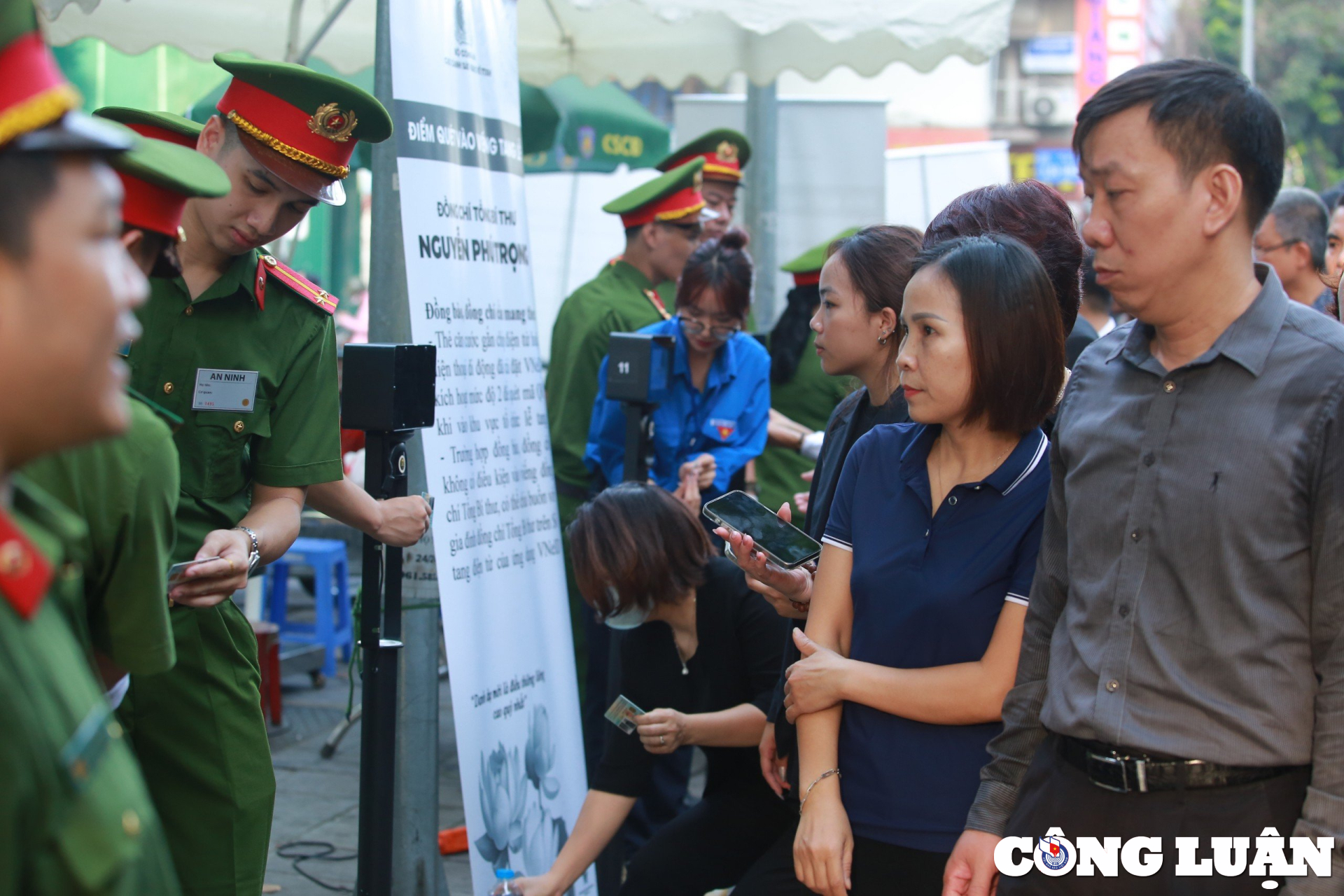 dong nguoi tiep tuc noi dai khoc nghen cho vao vieng tien biet tong bi thu nguyen phu trong hinh 2