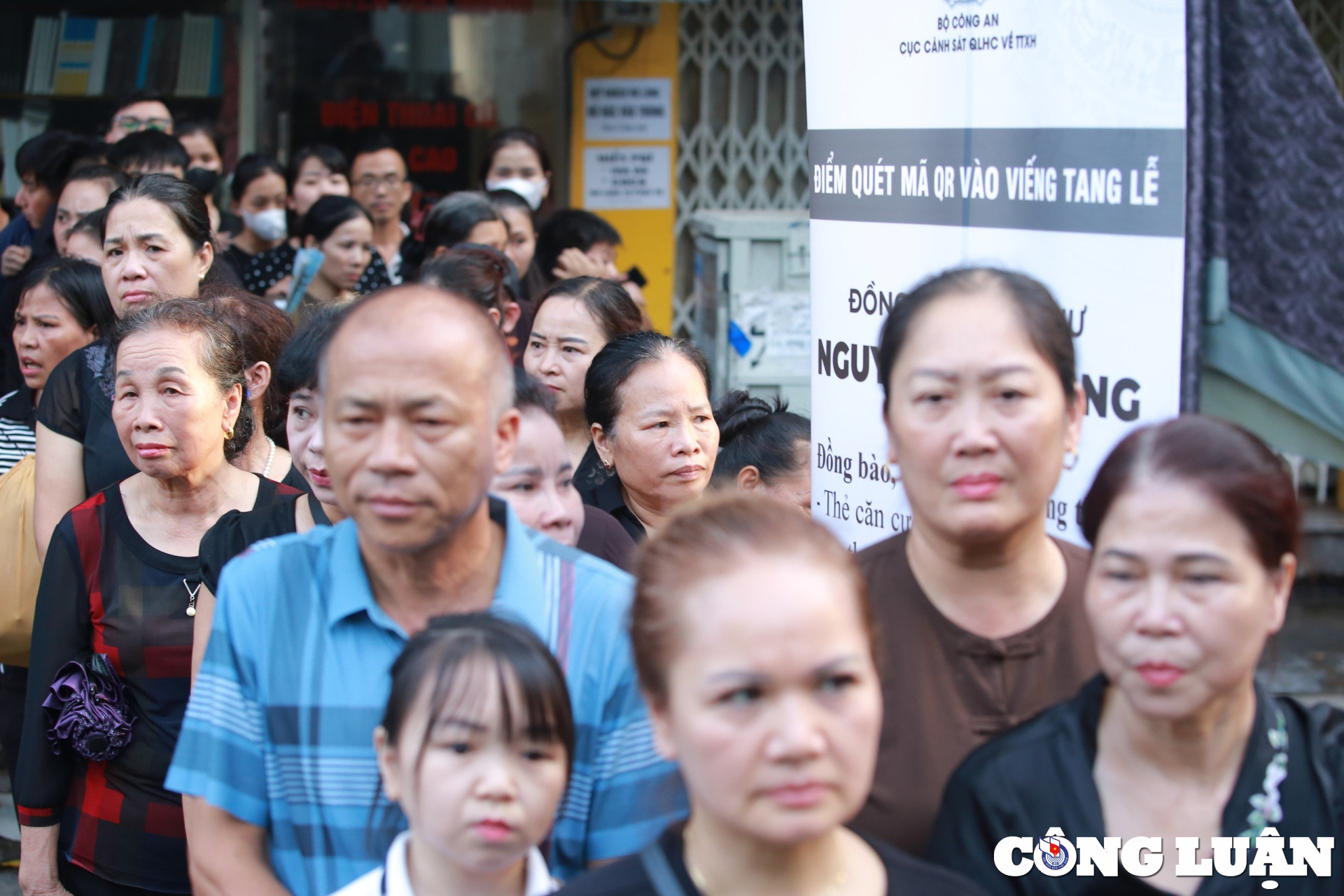 dong nguoi tiep tuc noi dai khoc nghen cho vao vieng tien biet tong bi thu nguyen phu trong hinh 4