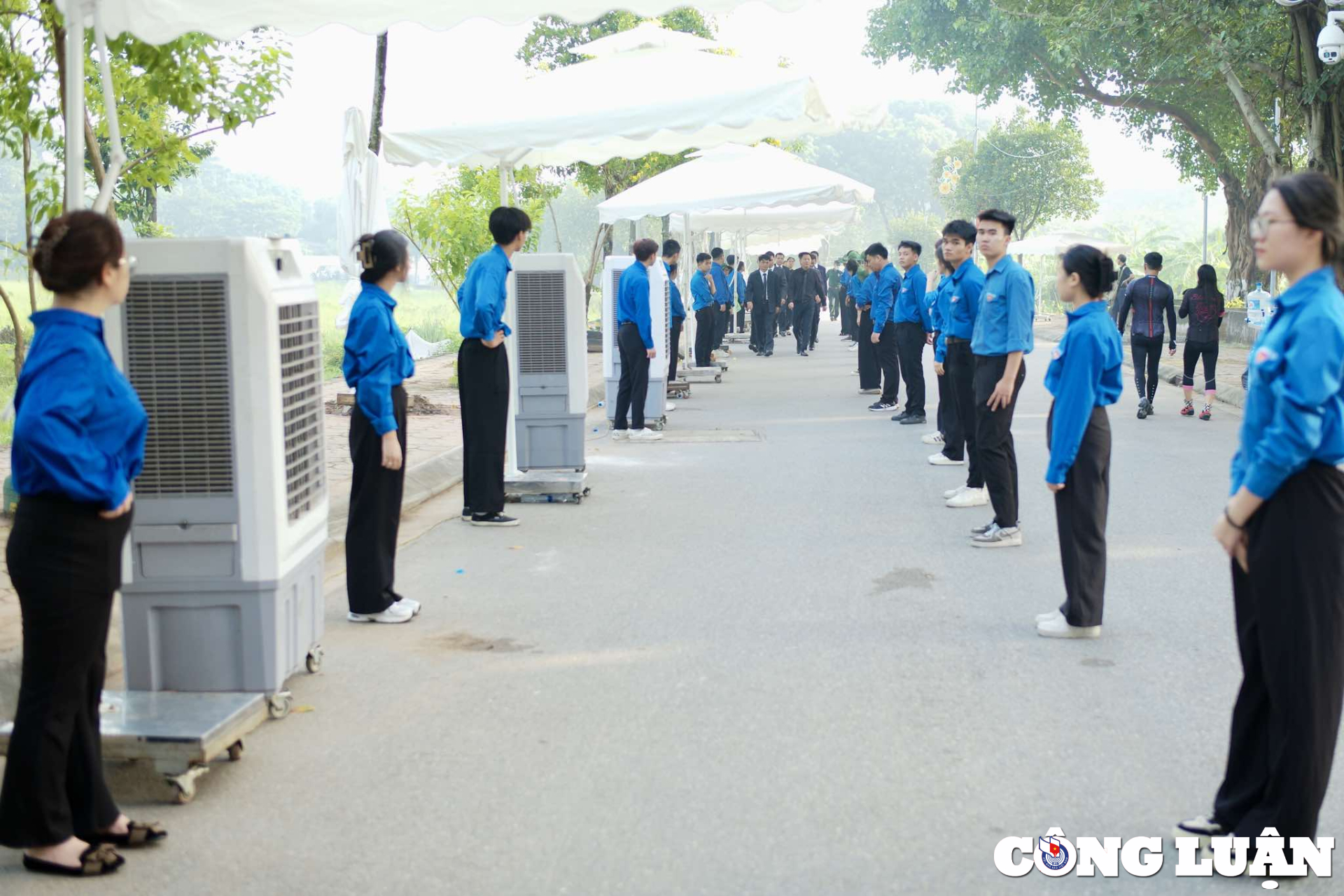 dong nguoi tiep tuc noi dai khoc nghen cho vao vieng tien biet tong bi thu nguyen phu trong hinh 8