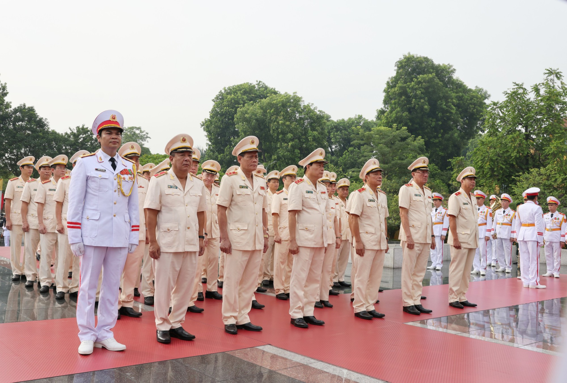 lanh dao dang nha nuoc vieng chu tich ho chi minh va dang huong tuong niem cac anh hung liet si hinh 10