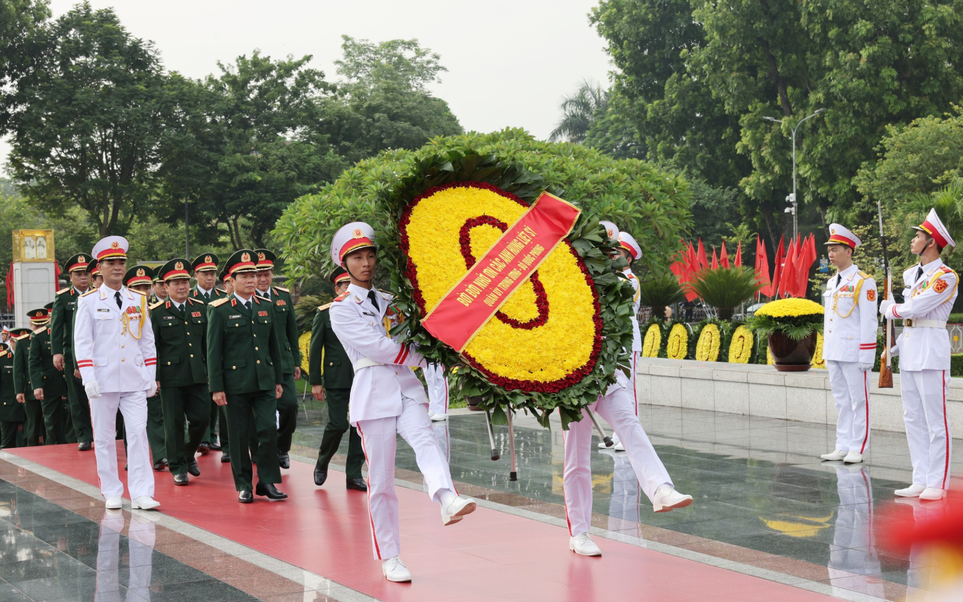 lanh dao dang nha nuoc vieng chu tich ho chi minh va dang huong tuong niem cac anh hung liet si hinh 9