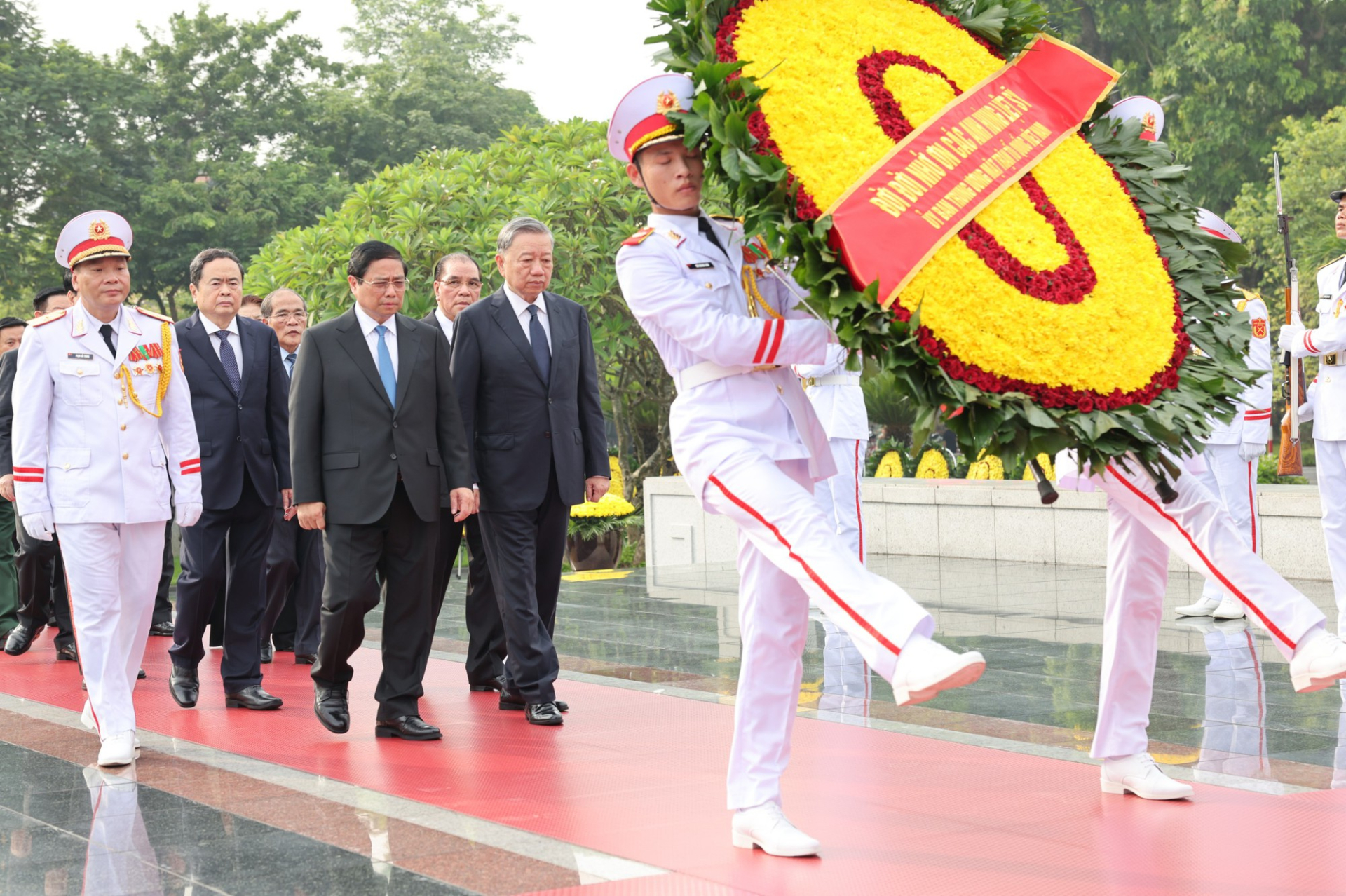 lanh dao dang nha nuoc vieng chu tich ho chi minh va dang huong tuong niem cac anh hung liet si hinh 7