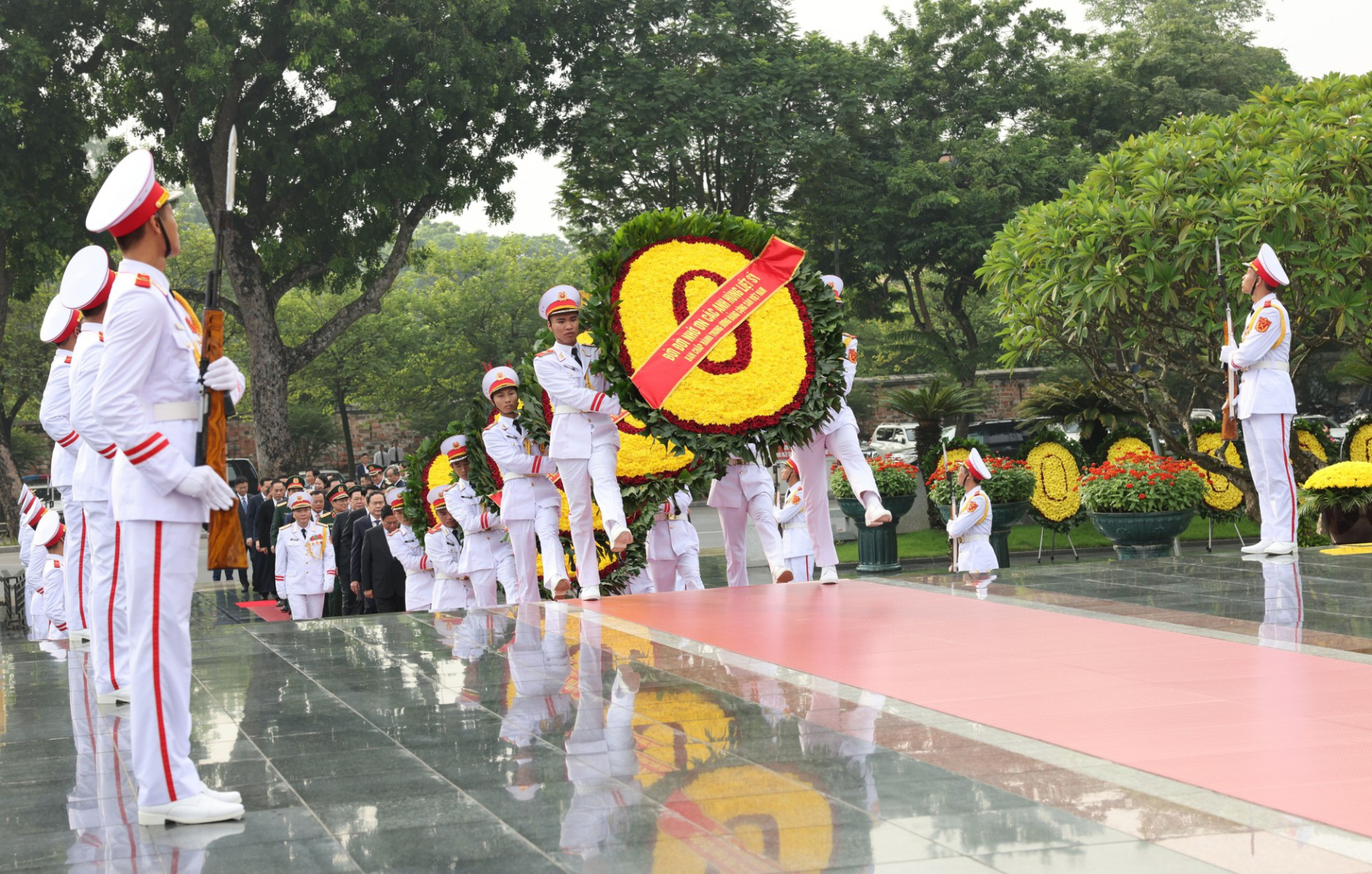 lanh dao dang nha nuoc vieng chu tich ho chi minh va dang huong tuong niem cac anh hung liet si hinh 6