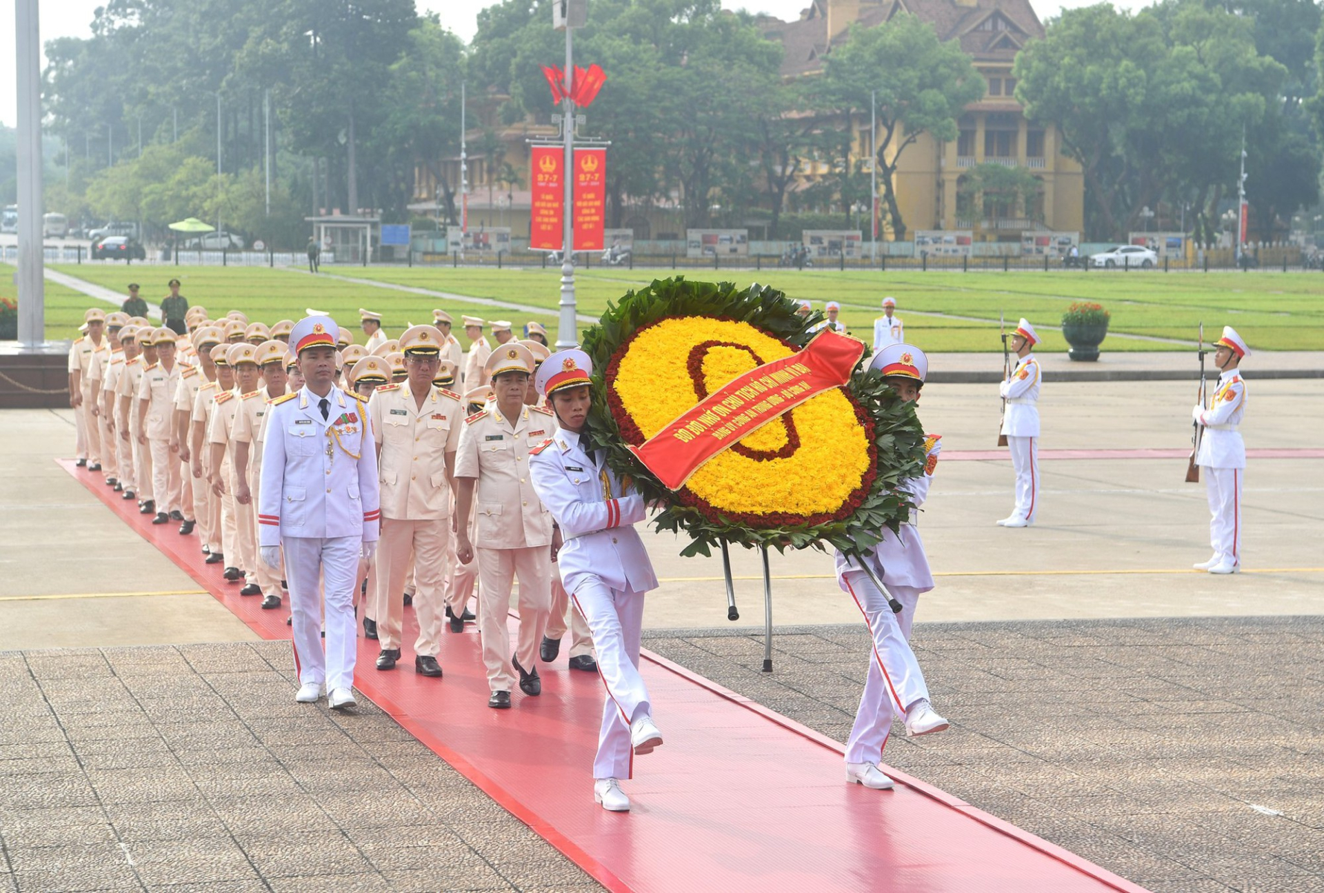 lanh dao dang nha nuoc vieng chu tich ho chi minh va dang huong tuong niem cac anh hung liet si hinh 4