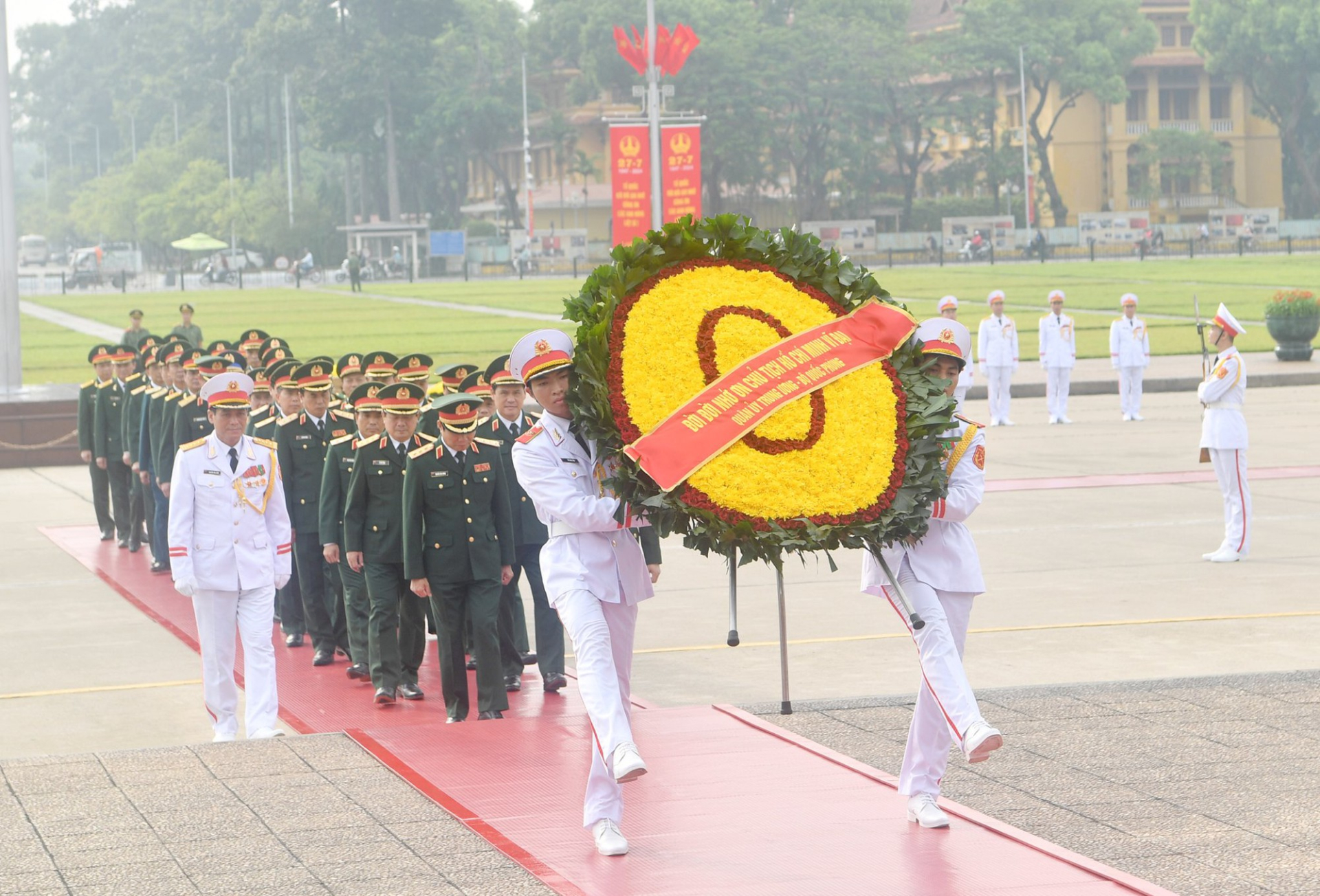 lanh dao dang nha nuoc vieng chu tich ho chi minh va dang huong tuong niem cac anh hung liet si hinh 3