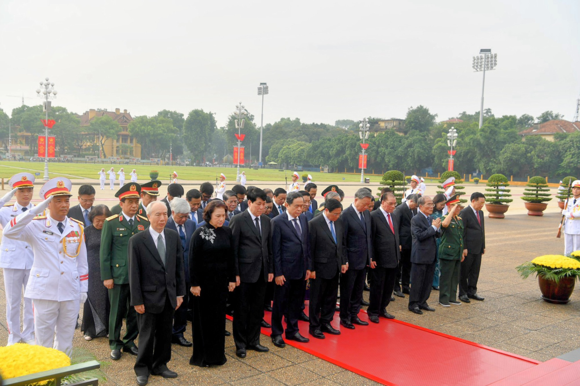 lanh dao dang nha nuoc vieng chu tich ho chi minh va dang huong tuong niem cac anh hung liet si hinh 2