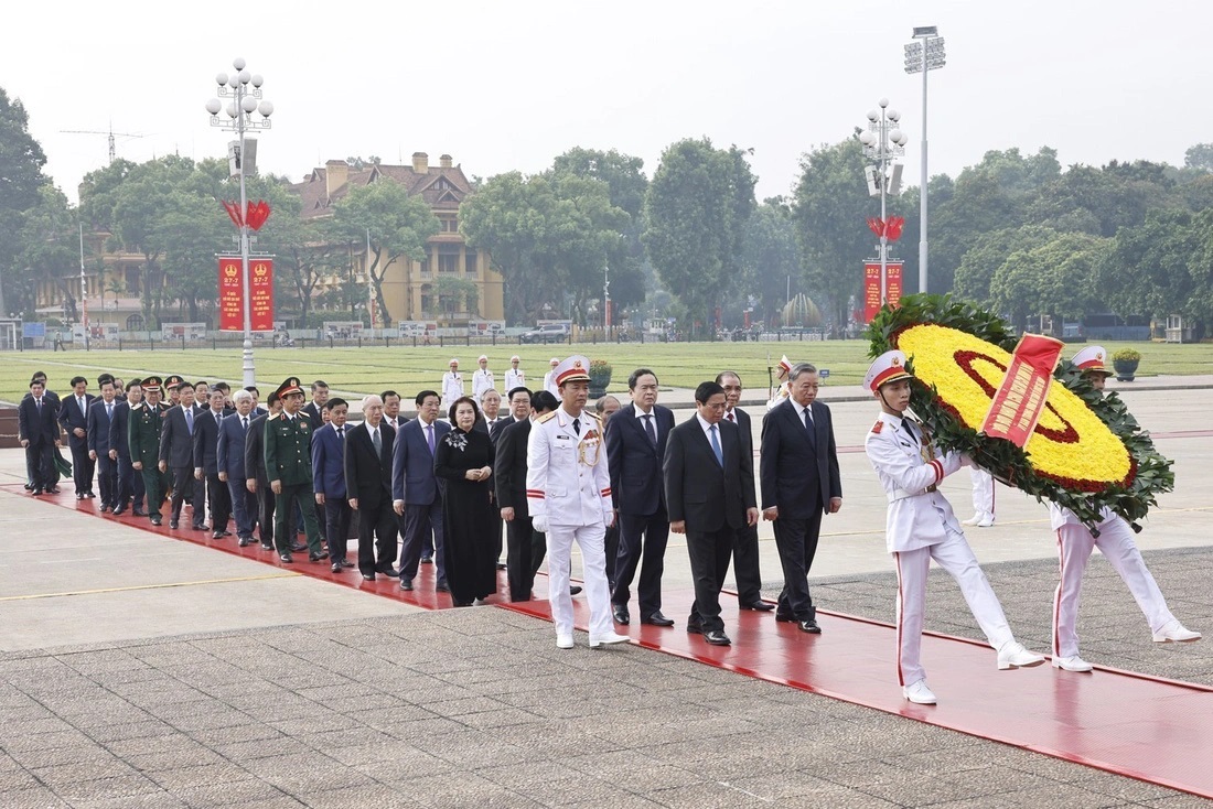 lanh dao dang nha nuoc vieng chu tich ho chi minh va dang huong tuong niem cac anh hung liet si hinh 1