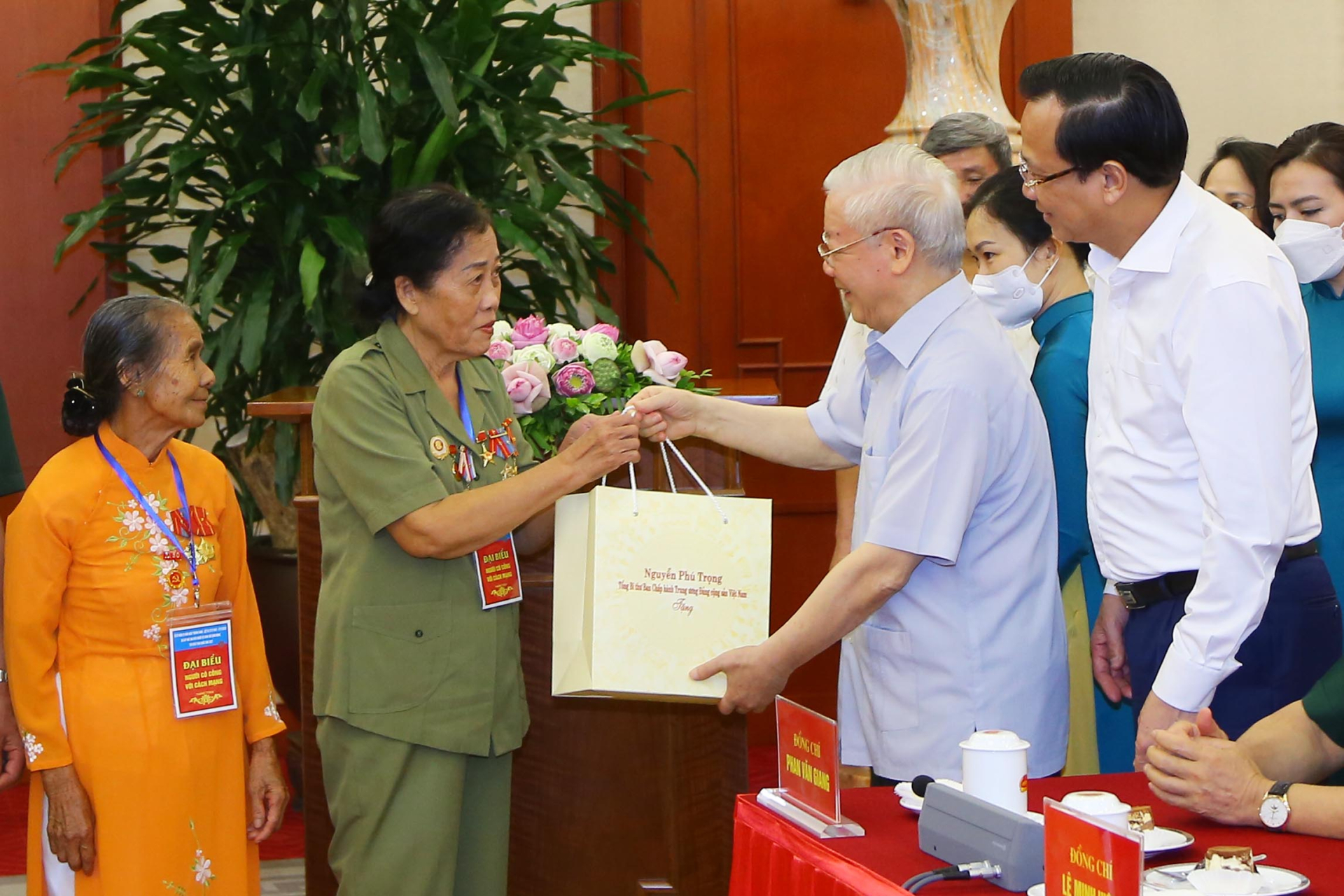 tong bi thu nguyen phu trong voi cong tac den on dap nghia cham soc nguoi co cong voi cach mang hinh 3