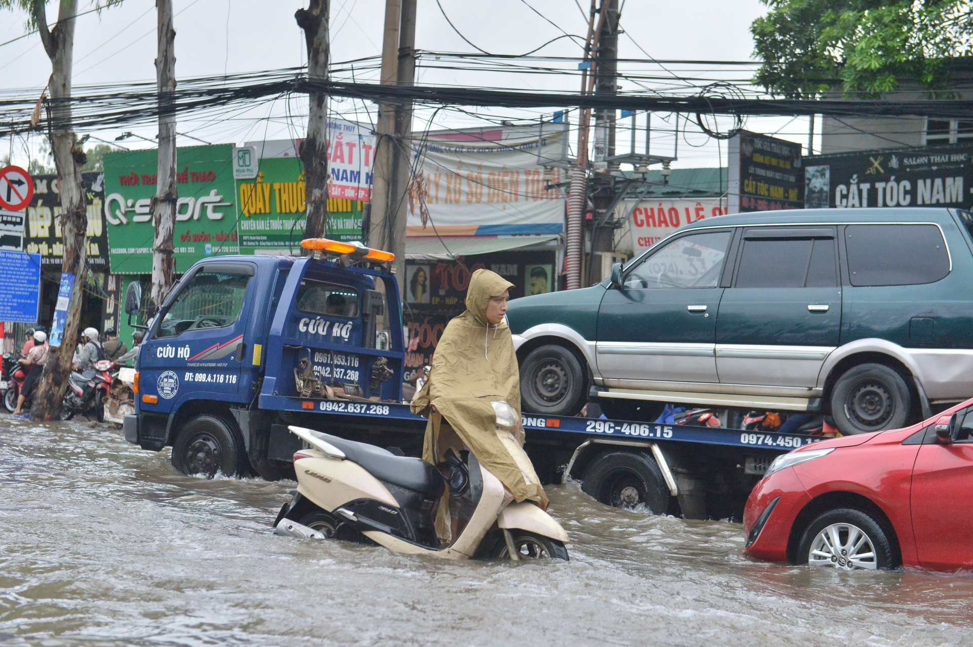 cach ban can biet de ha phanh tay dien tu khi o to het ac quy hinh 2