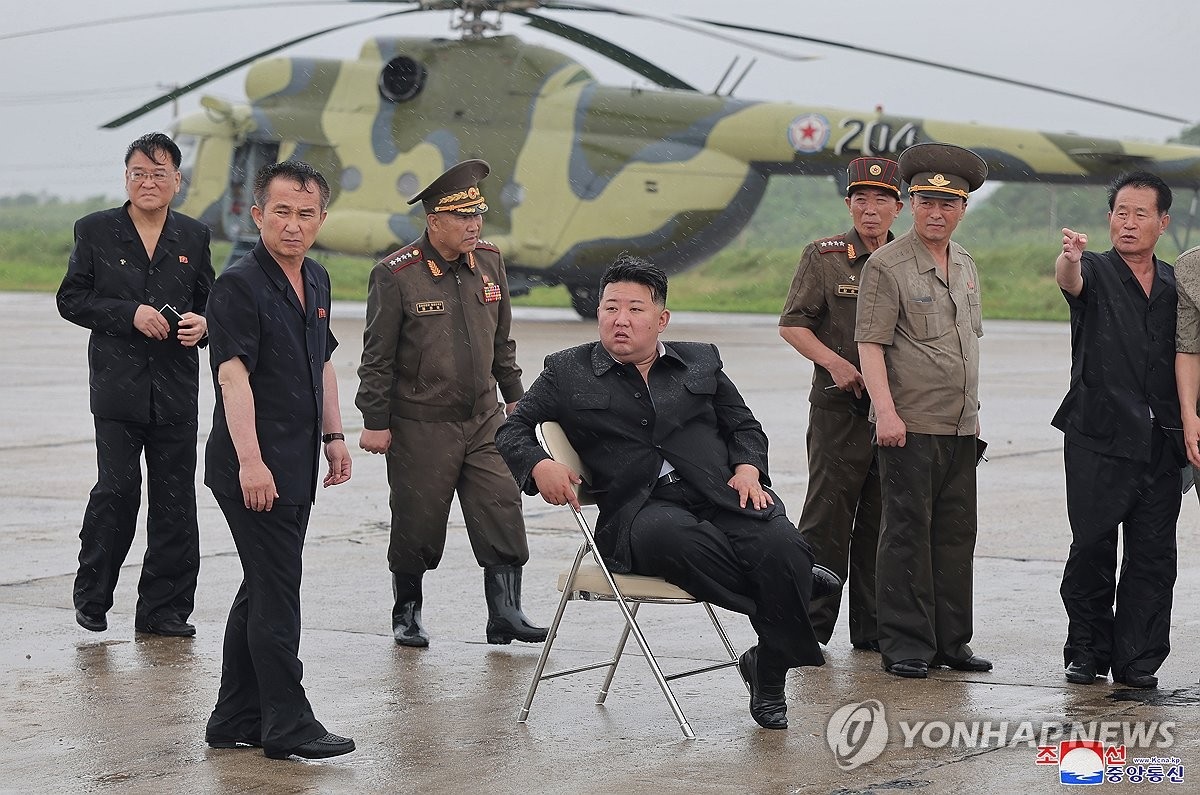 hinh anh ong kim jong un thi sat cac khu vuc bi ngap lut o bien gioi trieu tien hinh 2