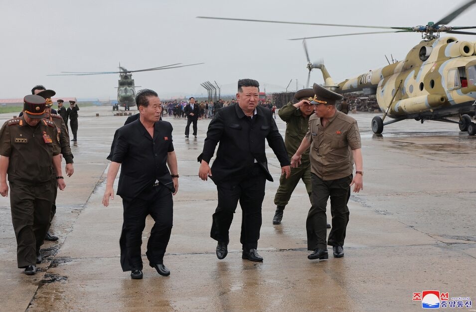 hinh anh ong kim jong un thi sat cac khu vuc bi ngap lut o bien gioi trieu tien hinh 1