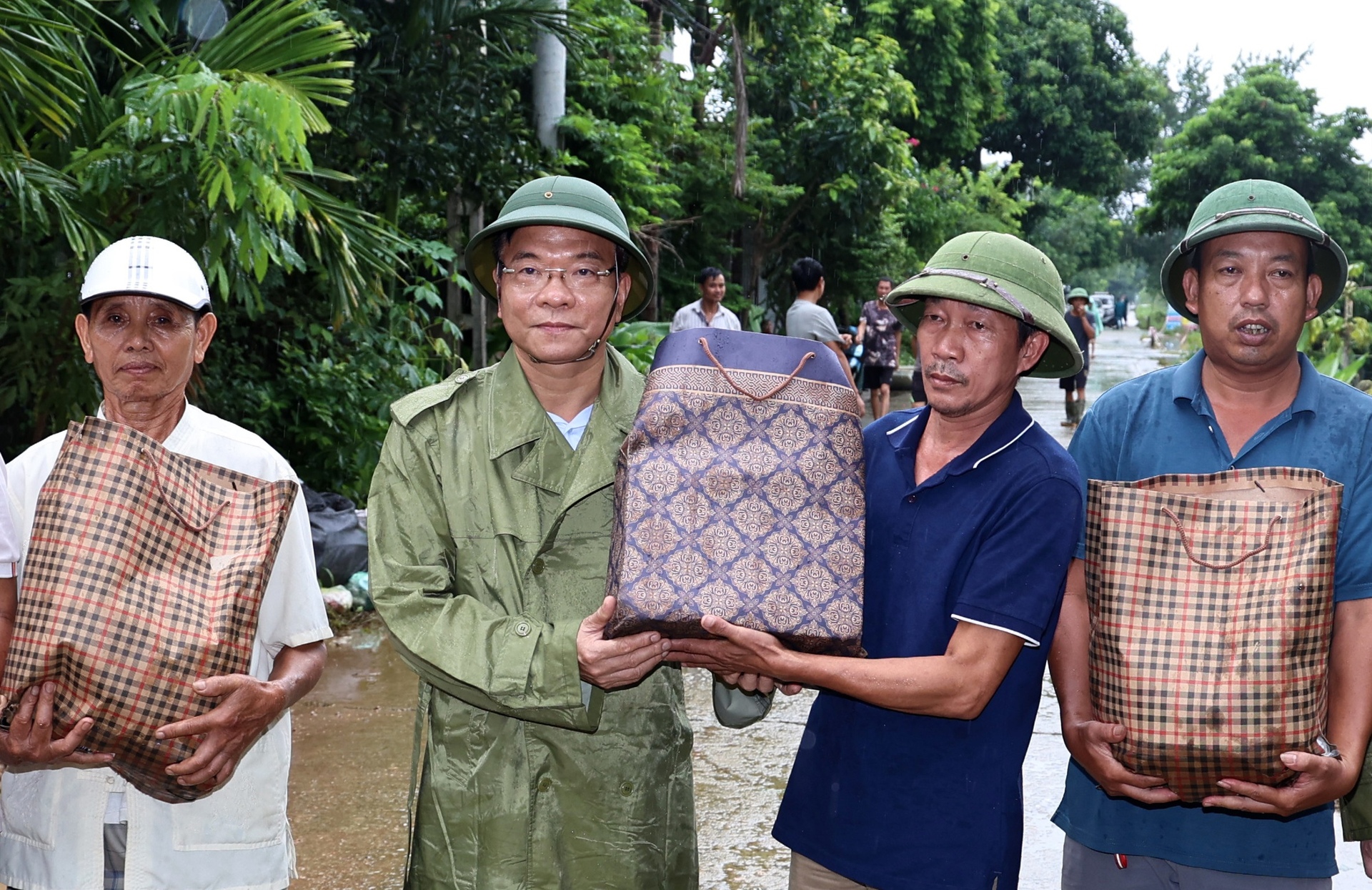 pho thu tuong le thanh long ha noi phai dam bao an toan tuyet doi cho nguoi dan vung lu hinh 4