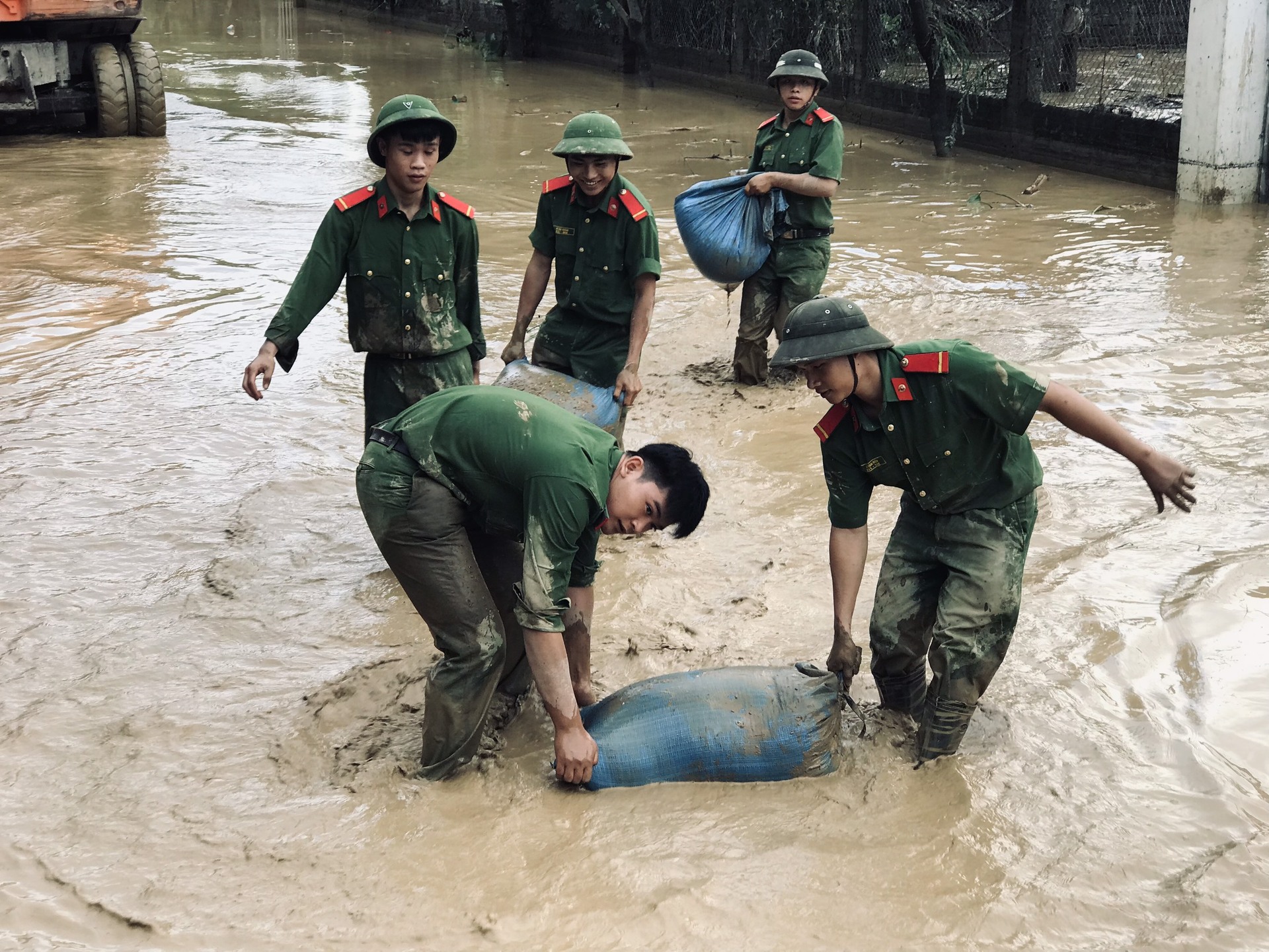 luc luong canh sat giao thong nhieu tinh mien nui phia bac ho tro nguoi dan trong mua lu hinh 2