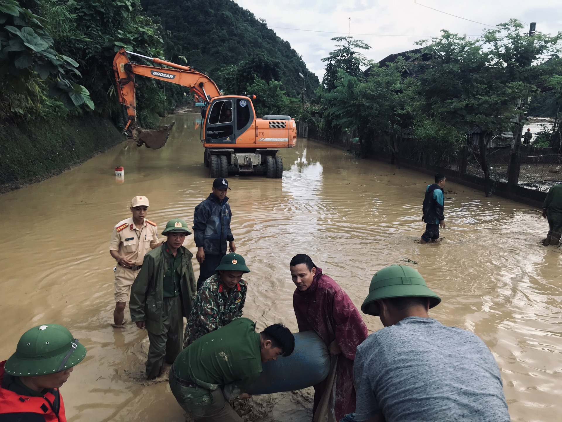 luc luong canh sat giao thong nhieu tinh mien nui phia bac ho tro nguoi dan trong mua lu hinh 1